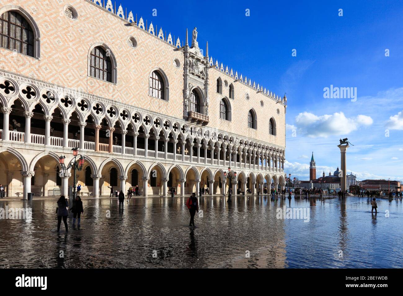I/Venedig: Piazza San Marco bei Aqua Alto Foto Stock