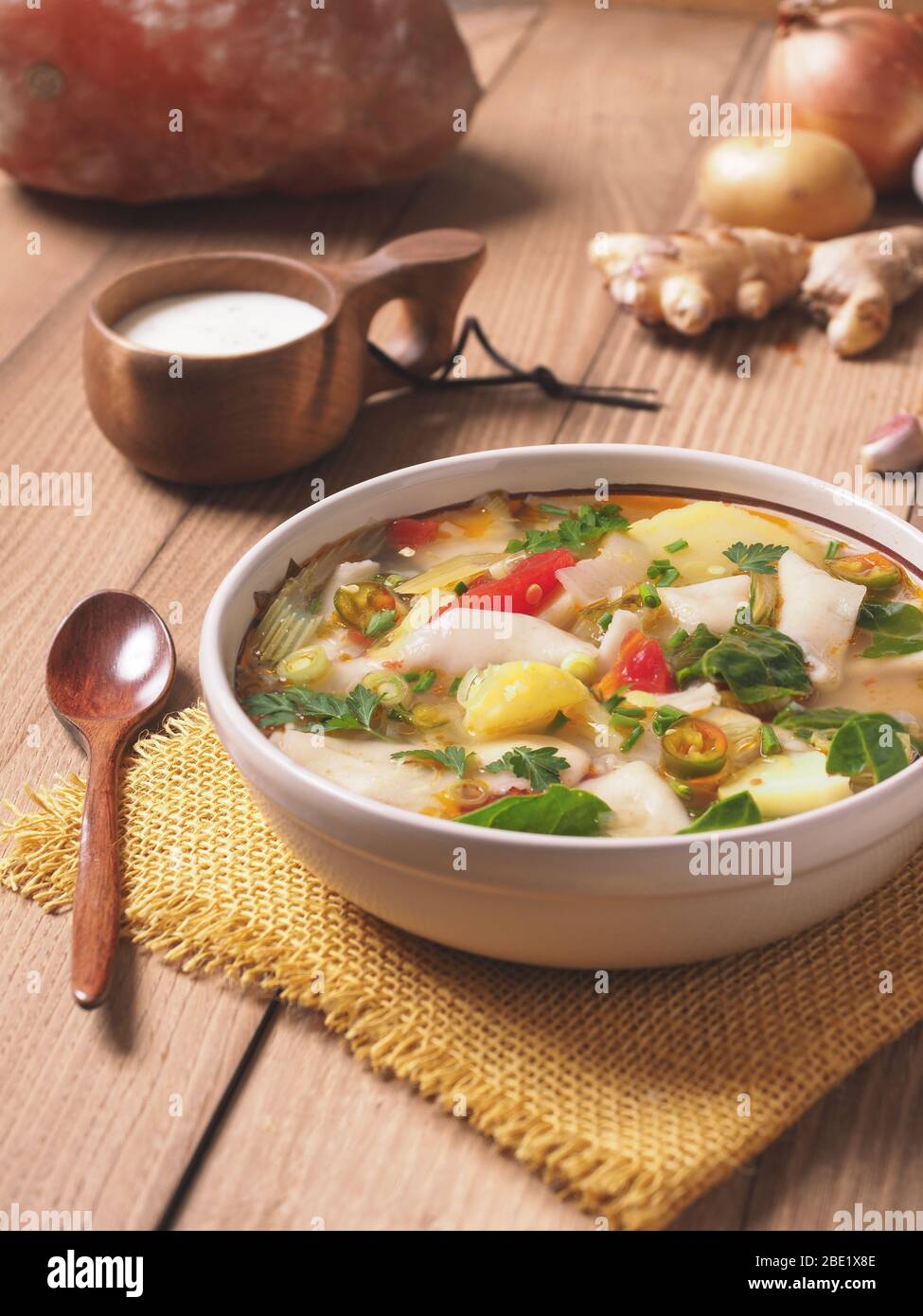 thenthuk tradizionale dal tibet, zuppa con verdure e tè tibetano bò cha Foto Stock