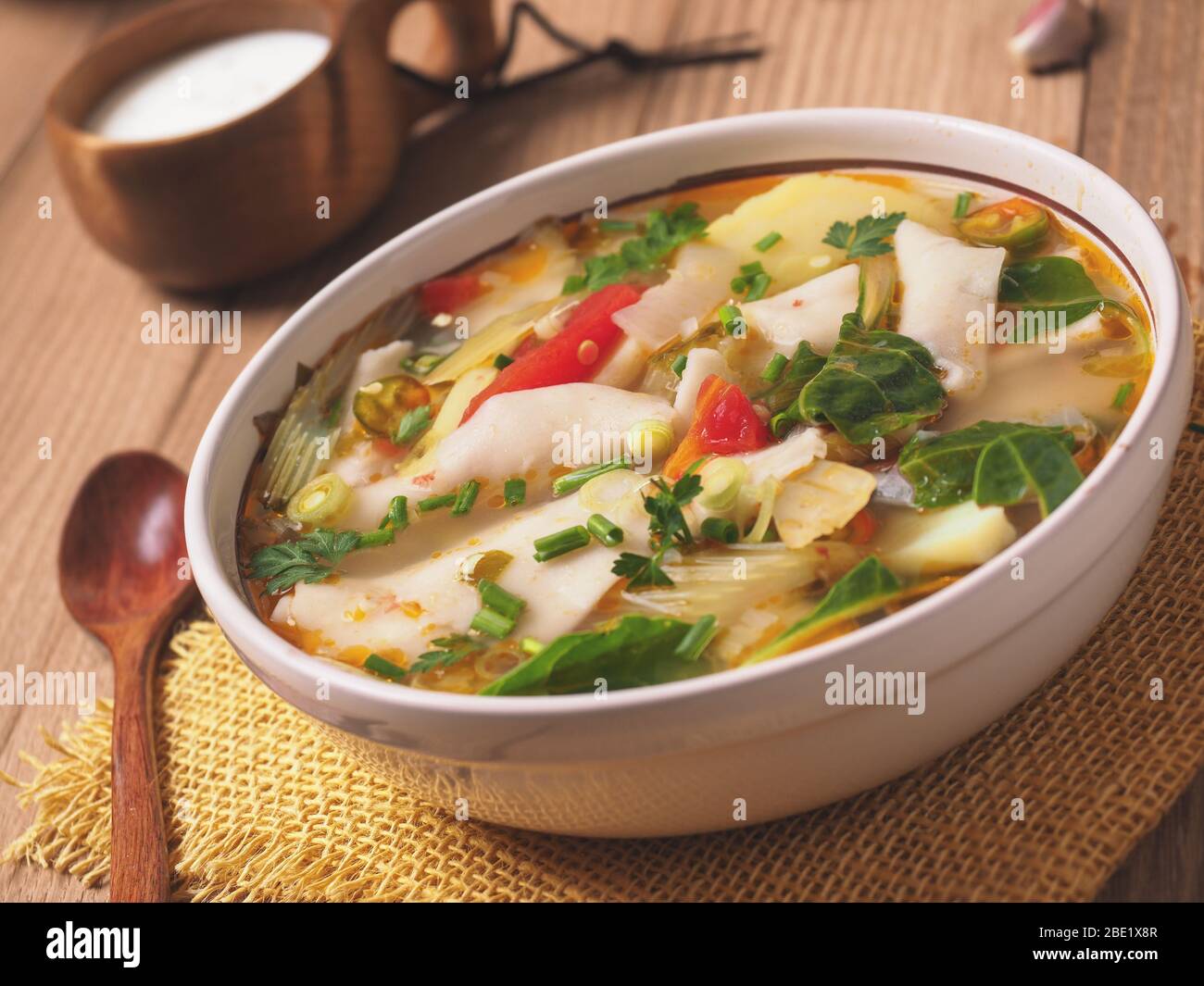 thenthuk tradizionale dal tibet, zuppa con verdure e tè tibetano bò cha Foto Stock