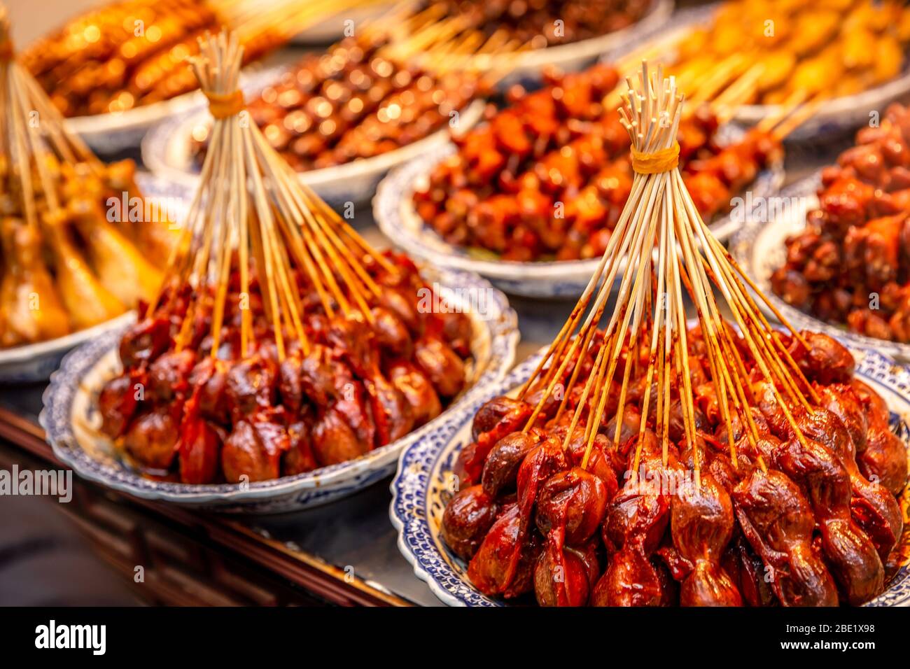 Cucina asiatica di strada. Cucina cinese con bastoncini da strada Foto Stock