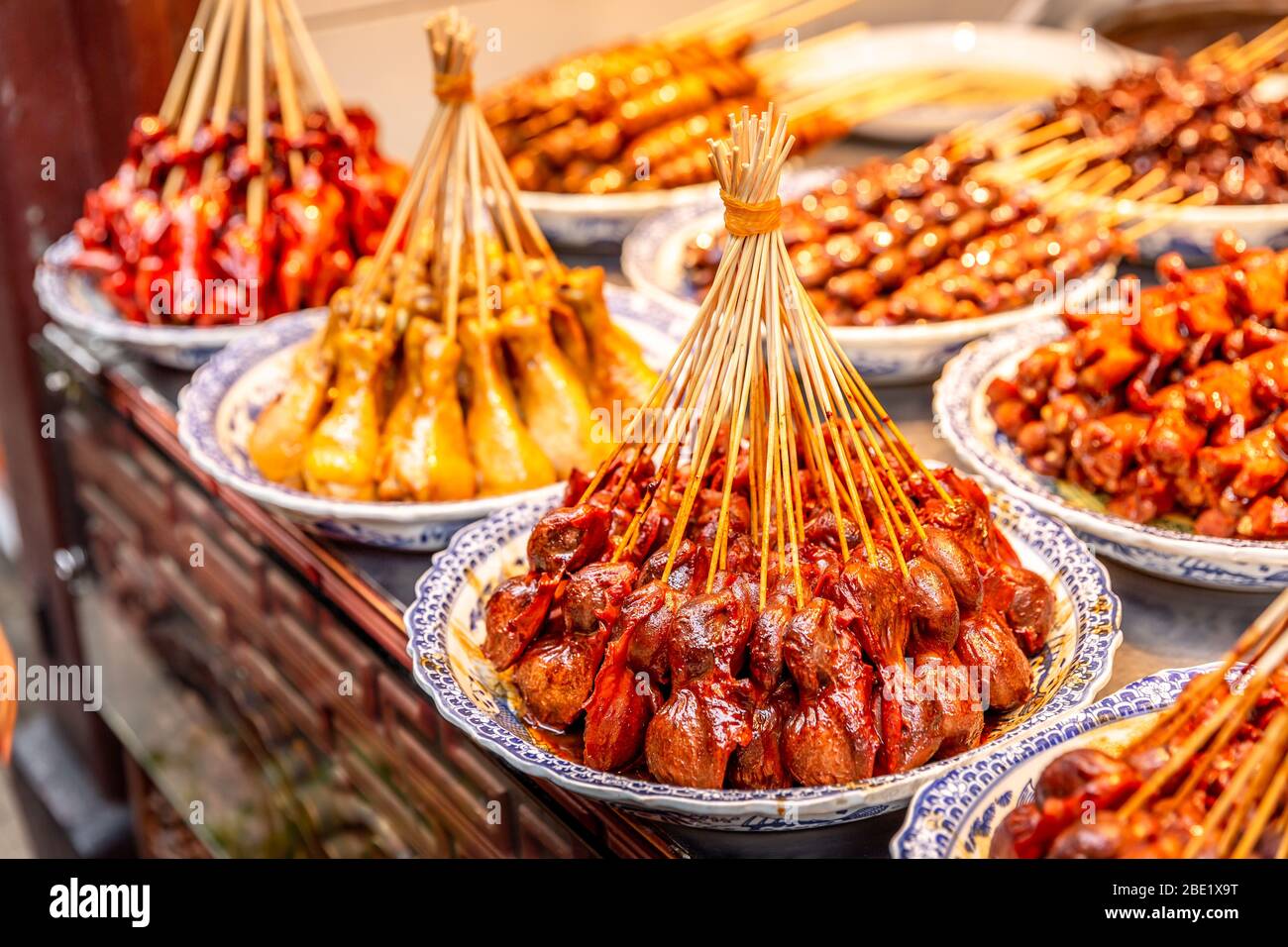 Cucina asiatica di strada. Cucina cinese con bastoncini da strada Foto Stock