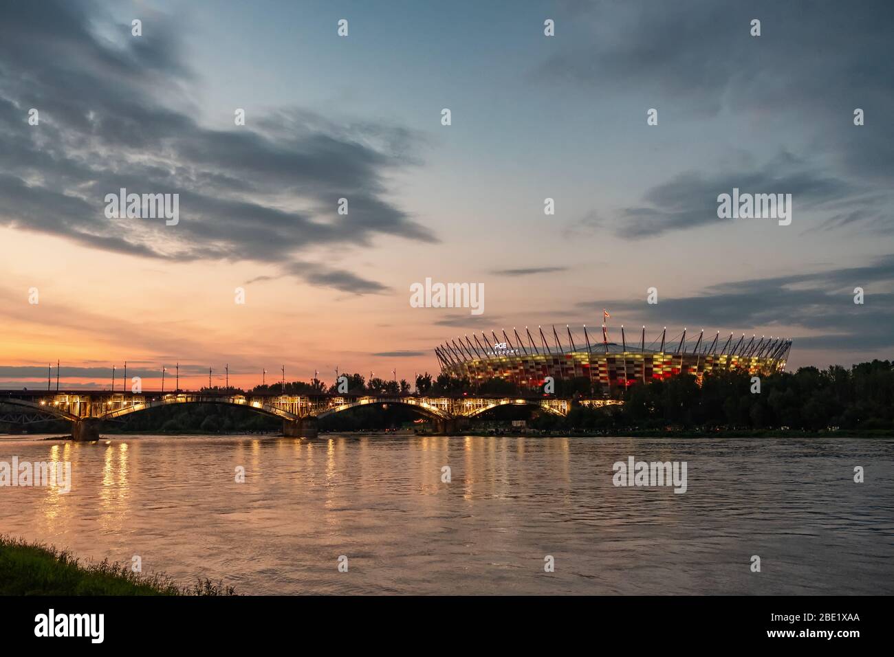 Vista dello Stadio Nazionale e ponte sul fiume Vistola al crepuscolo di Varsavia, Polonia Foto Stock