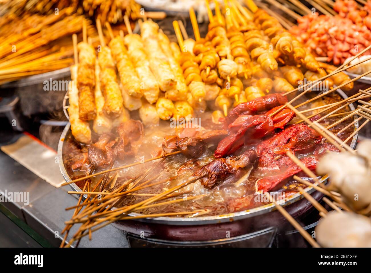 Cucina asiatica di strada. Cucina cinese con bastoncini da strada Foto Stock