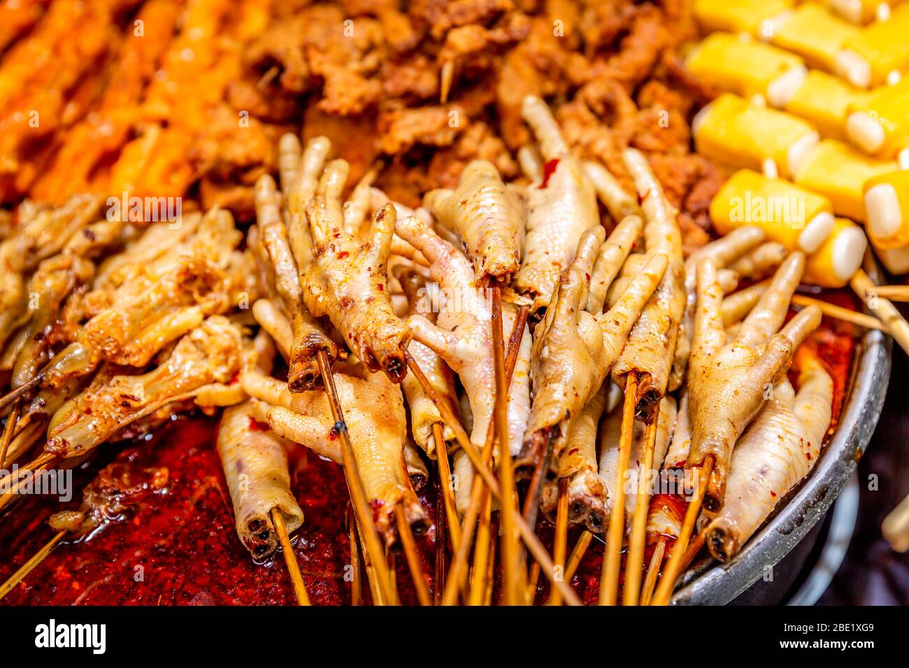 Cucina asiatica di strada. Cucina cinese con bastoncini da strada Foto Stock