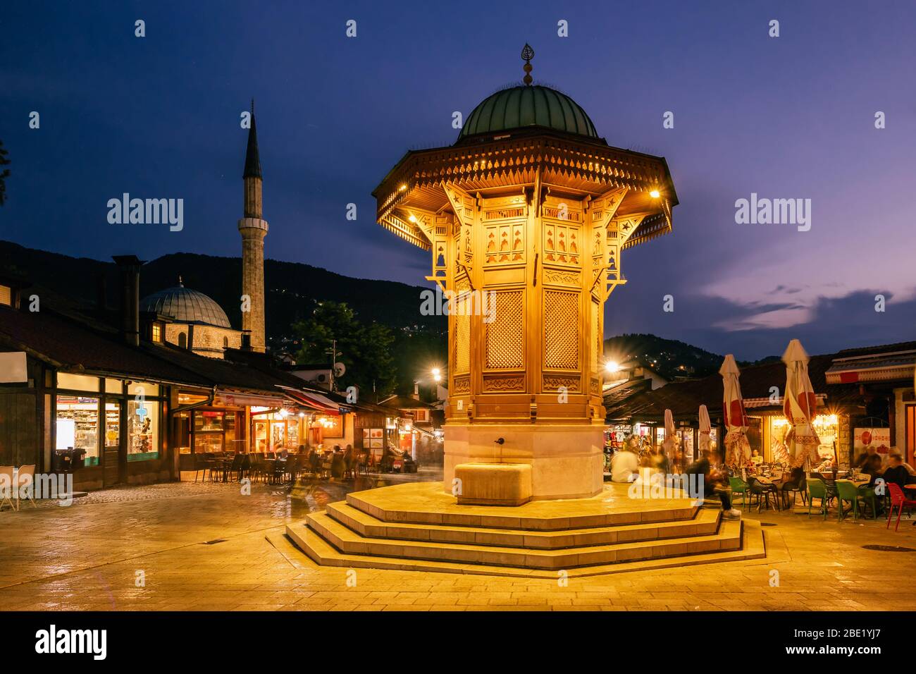 Piazza Bascarsija con fontana di legno Sebilj nel centro storico di Sarajevo, BiH Foto Stock
