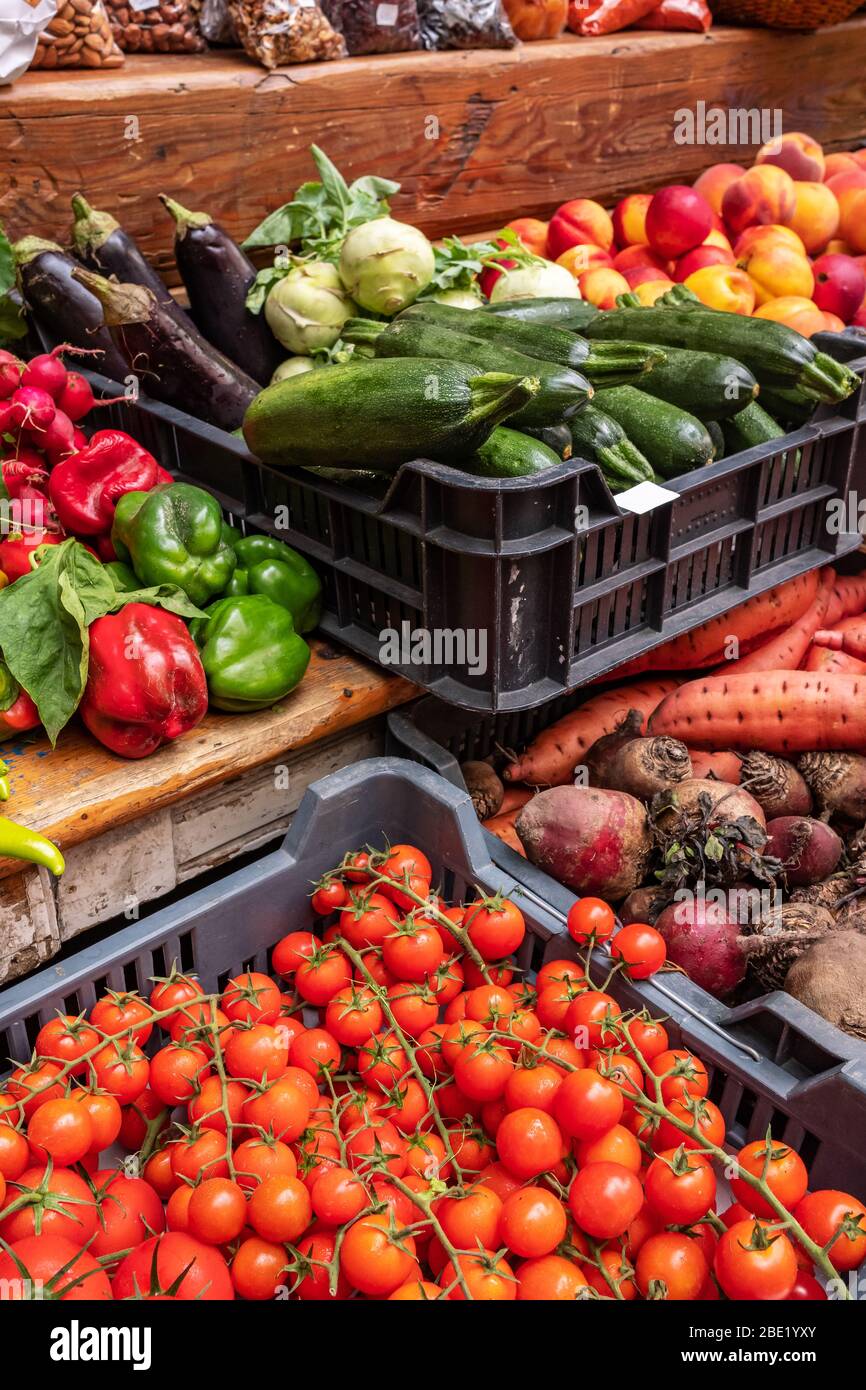 Gli agricoltori mercato alimentare di stallo con varietà di verdure organiche. Foto Stock