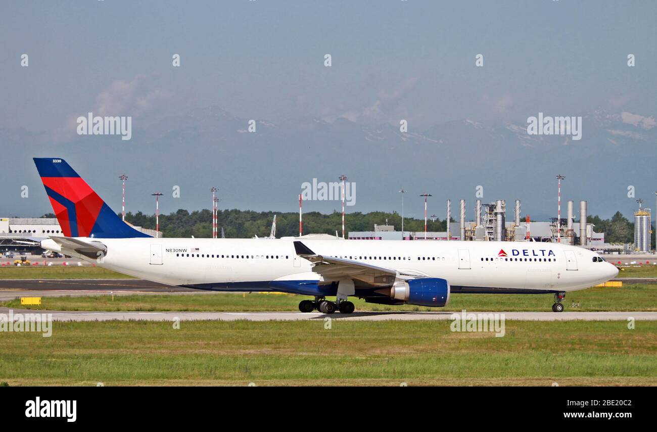 N830NW Delta Air Lines Airbus A330-302 a Malpensa (MXP / LIMC), Milano, Italia Foto Stock