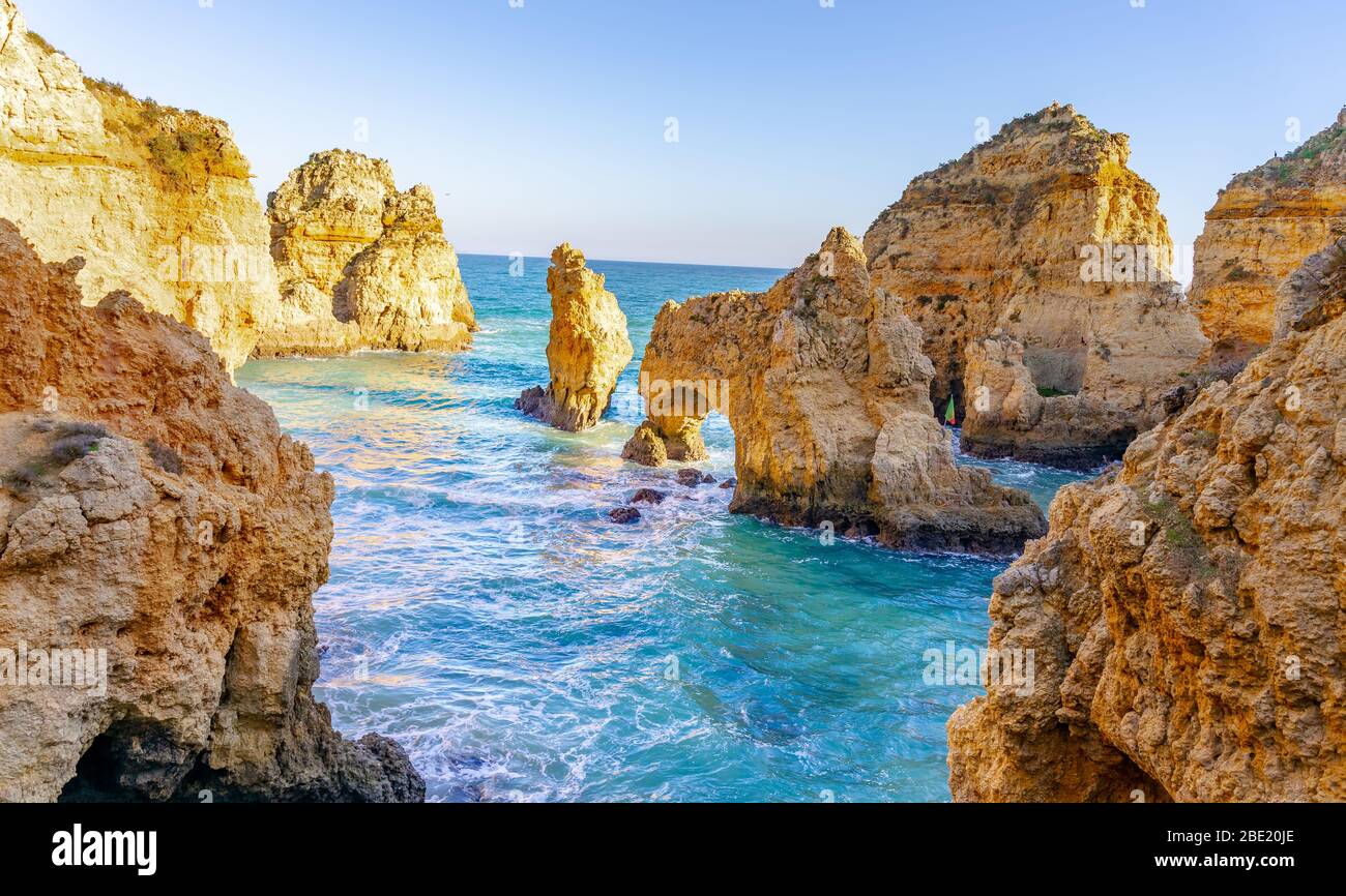 Bella baia vicino Lagos , regione Algarve, Portogallo Foto Stock