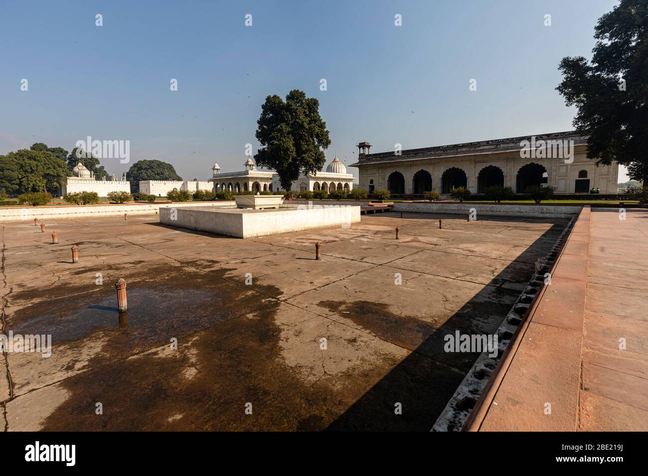 Vista degli edifici dell'era Mughal all'interno del famoso Forte Rosso a Nuova Delhi, India Foto Stock