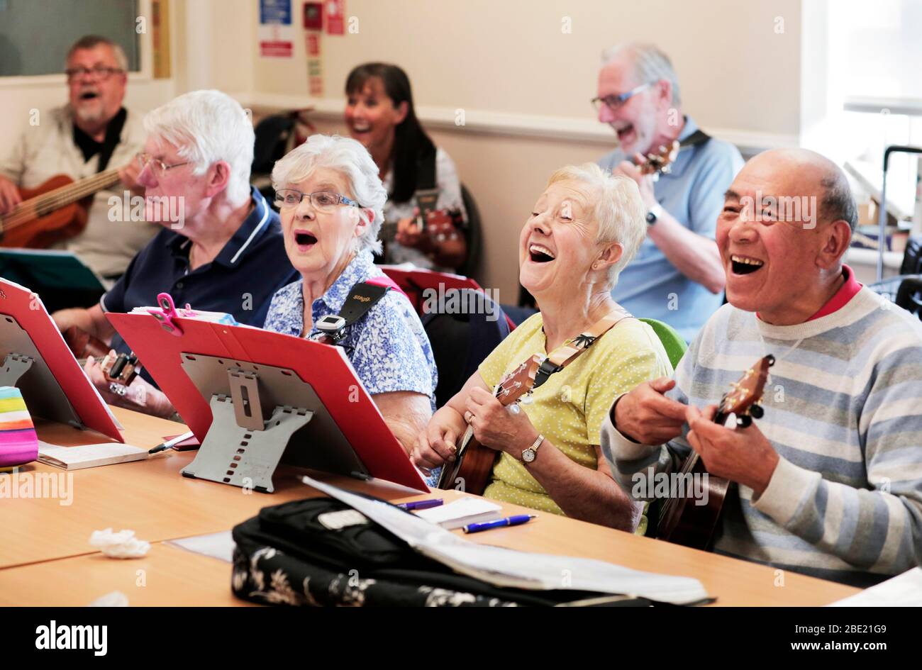 The Age UK Darlington e North Yorkshire ukulele Group prova a Darlington, County Durham, UK. 31/5/2018. Fotografia: Stuart Boulton Foto Stock