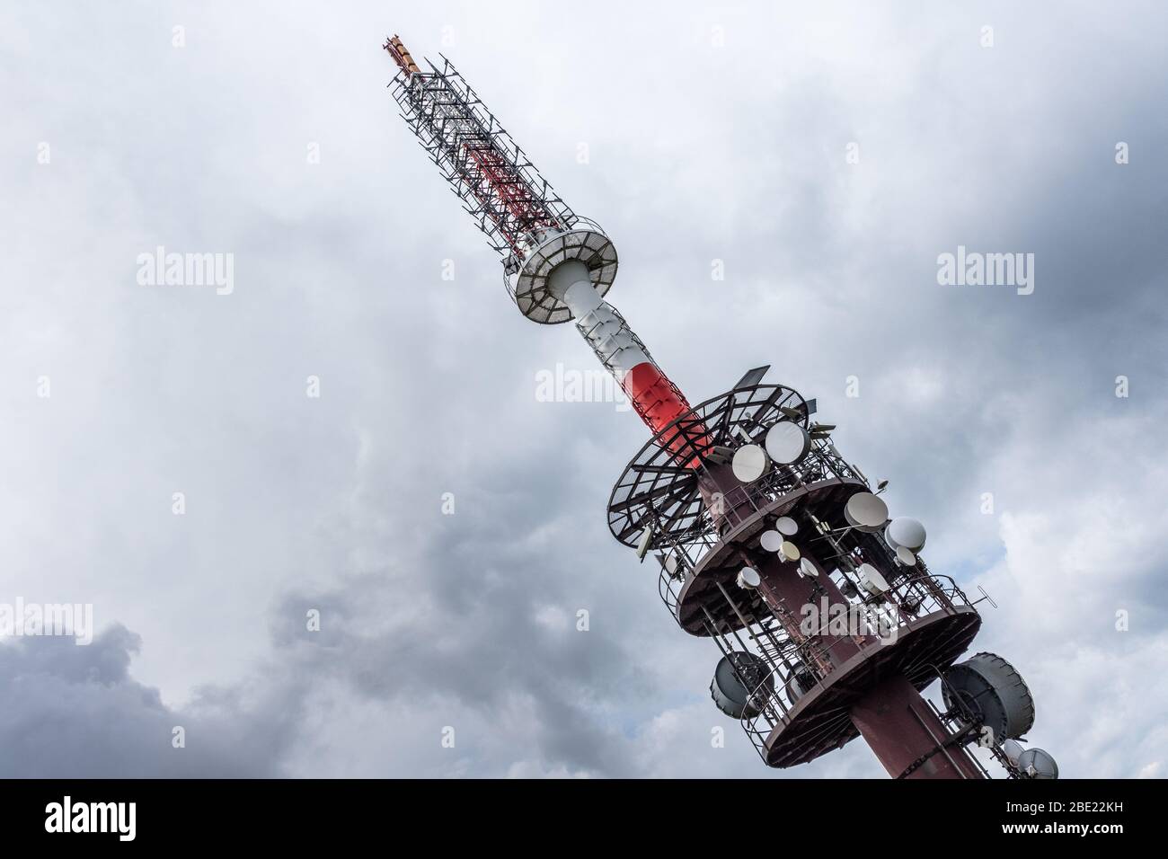 Torre del trasmettitore radio sulla collina Foto Stock