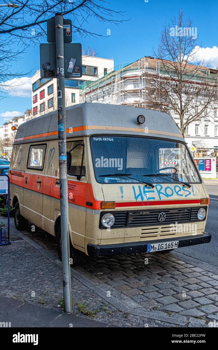 Berlino, Mitte, COVID-19 epidemia. Ambulanza rossa con iscrizione di eroi durante la pandemia di Coronavirus Foto Stock