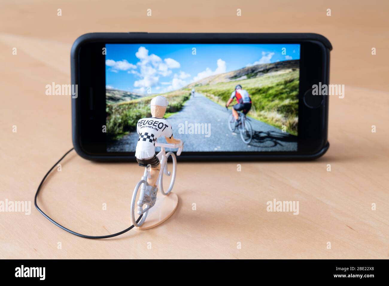 Mini ciclisti figure indoor training con l'aiuto di un iPhone. Foto Stock