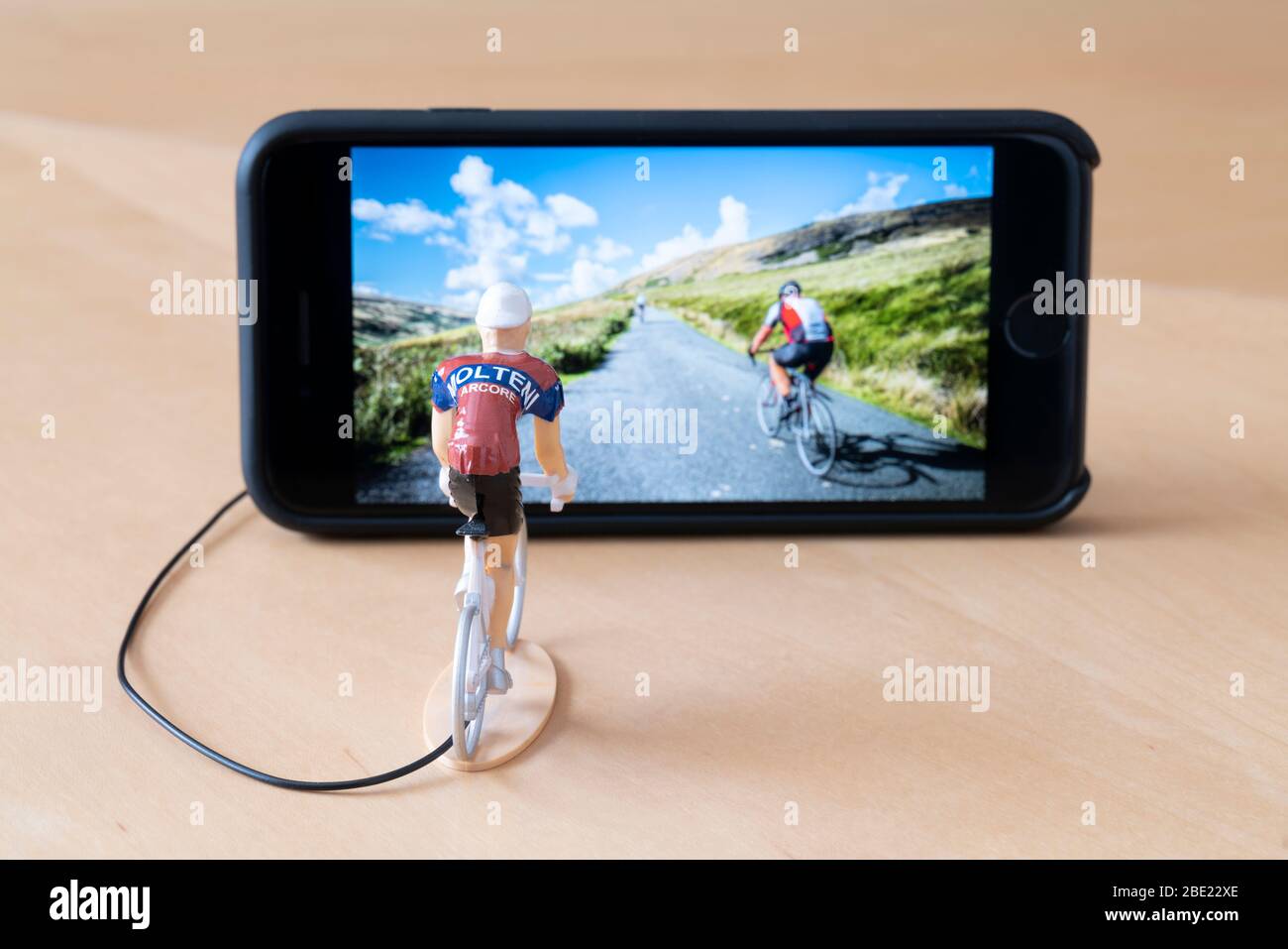 Mini ciclisti figure indoor training con l'aiuto di un iPhone. Foto Stock