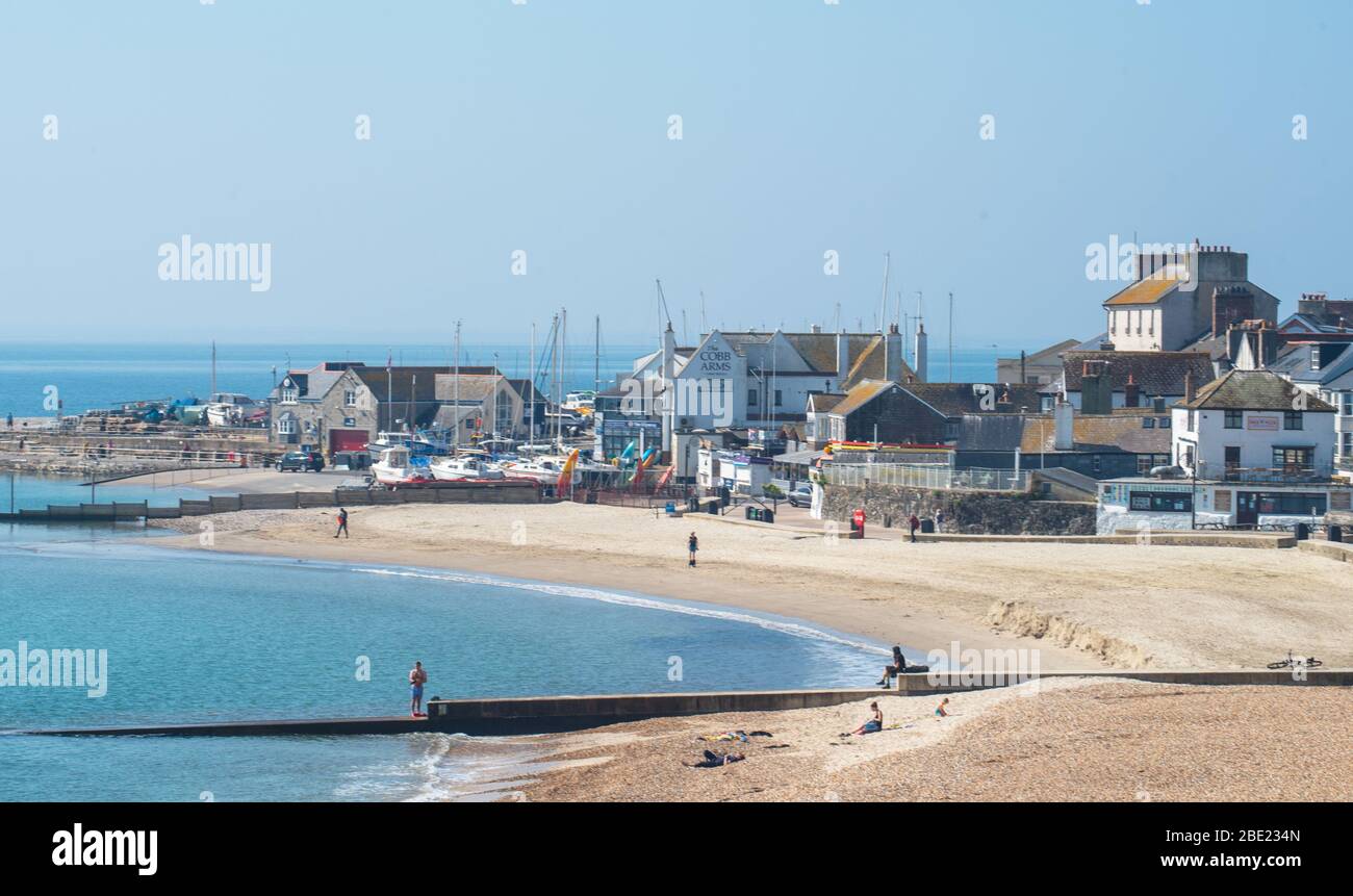 Lyme Regis, Dorset, Regno Unito. 11 Aprile 2020. Regno Unito tempo: Lyme Regis, Dorset, Regno Unito. Le spiagge di Lyme Regis sono quasi vuote durante il fine settimana di Pasqua, nonostante il bel tempo caldo e soleggiato. Le restrizioni pandemiche del COVID-19 stanno colpendo duramente l'industria turistica nella città e attraverso il sud-ovest mentre i visitatori e i turisti seguono le isturzioni del governo per 'riparare a casa, proteggere il NHS e salvare vite umane' durante l'epidemia di coronavirus. Credit: Celia McMahon/Alamy Live News Foto Stock