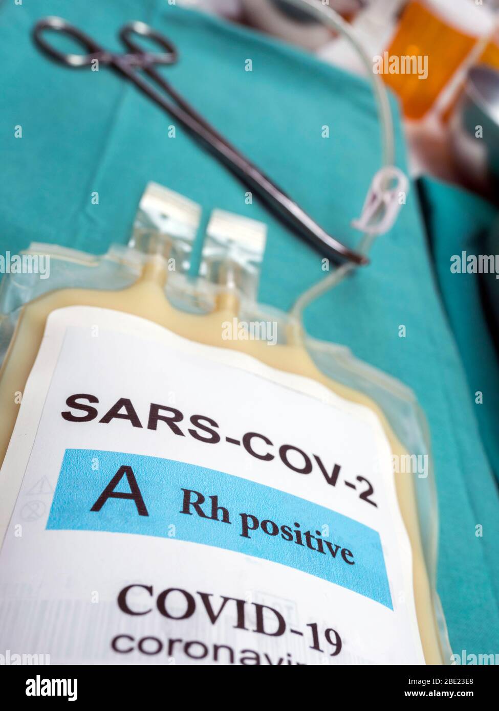 Sacca per plasma con anticorpi da persone curate di SARS-COV-2 Covid-19 preparata in un'immagine concettuale ospedaliera Foto Stock