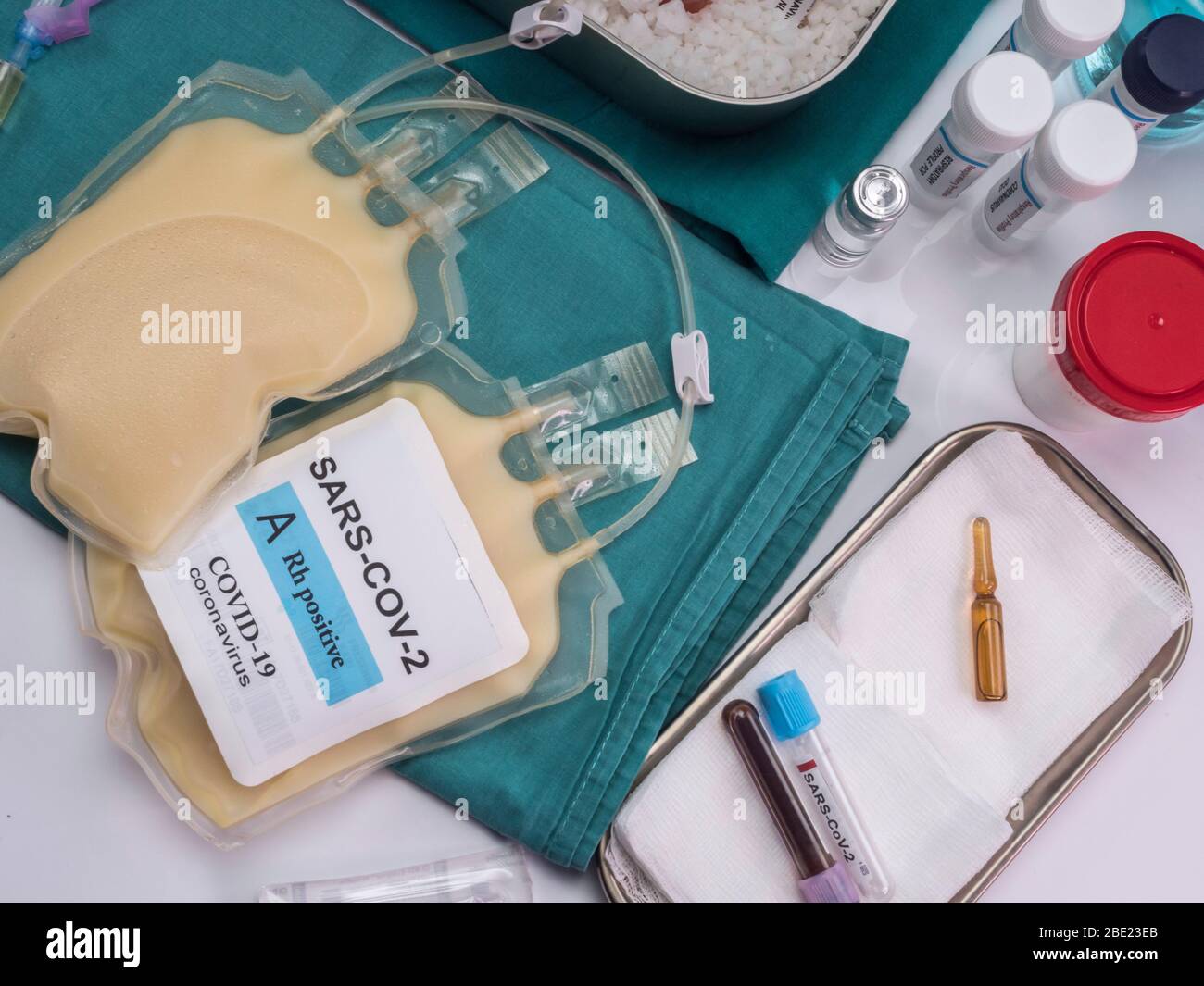 Sacca per plasma con anticorpi da persone curate di SARS-COV-2 Covid-19 preparata in un'immagine concettuale ospedaliera Foto Stock