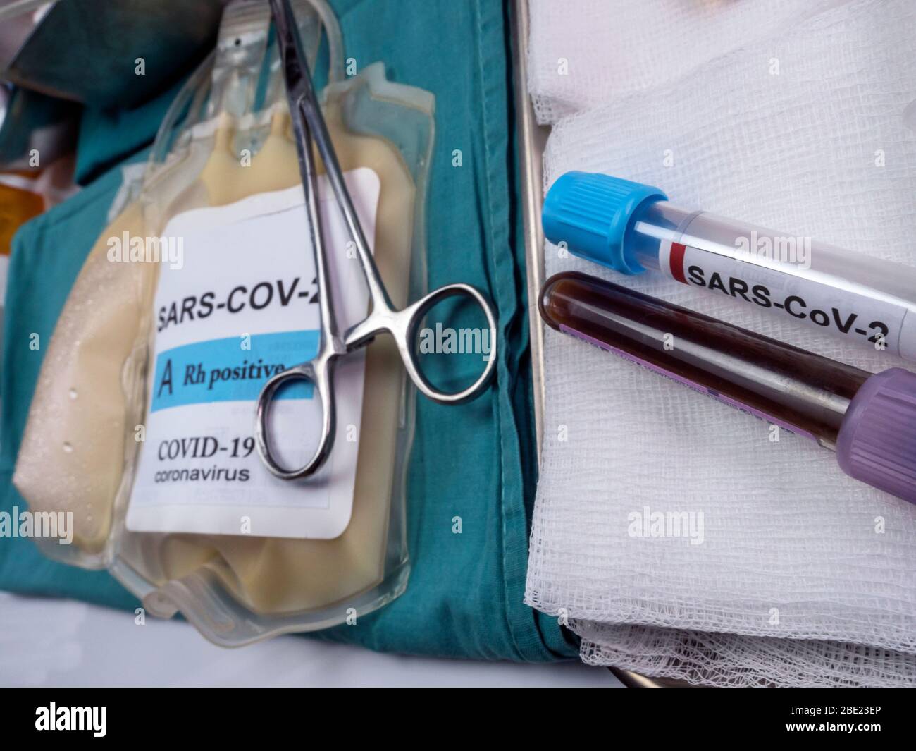 Sacca per plasma con anticorpi da persone curate di SARS-COV-2 Covid-19 preparata in un'immagine concettuale ospedaliera Foto Stock