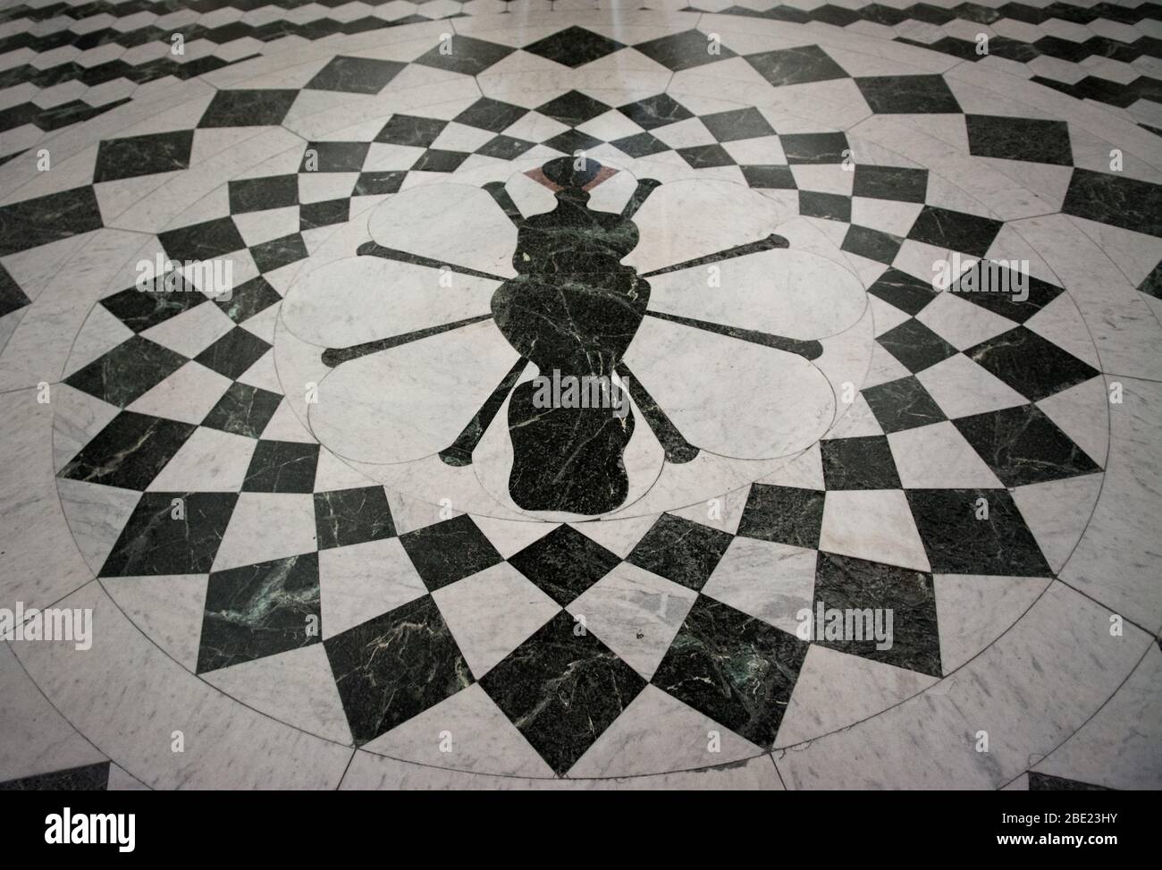 Pavimento in marmo mosaico figura piastrelle bianche e nere all'interno della Cattedrale di Messina Foto Stock