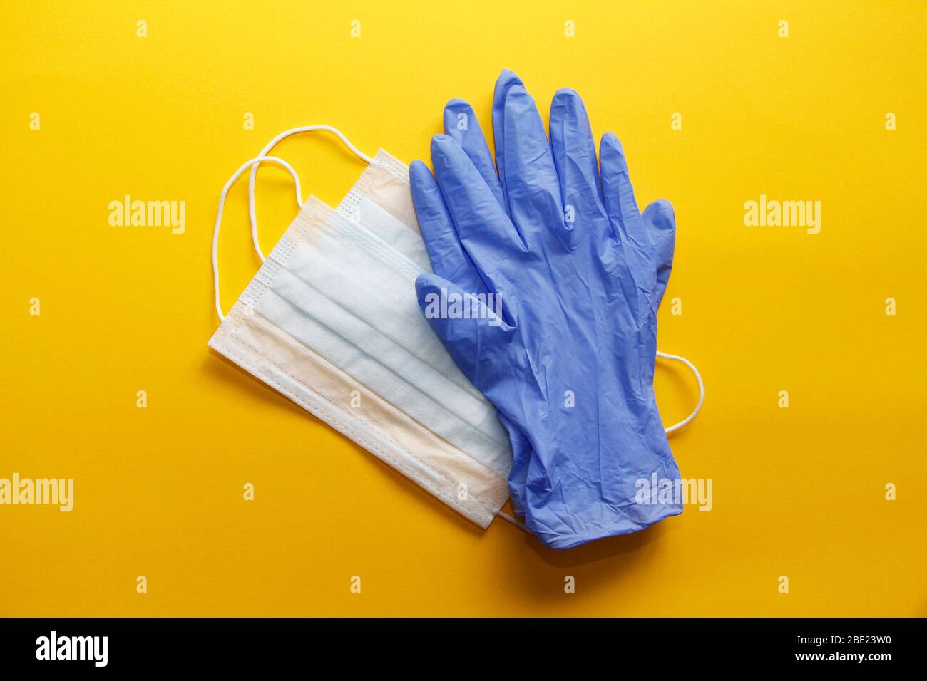 COVID-19. Coronavirus. Infezione da coronavirus. Diverse maschere per il viso monouso e un paio di guanti in lattice. Kit medico di necessario monouso IT Foto Stock