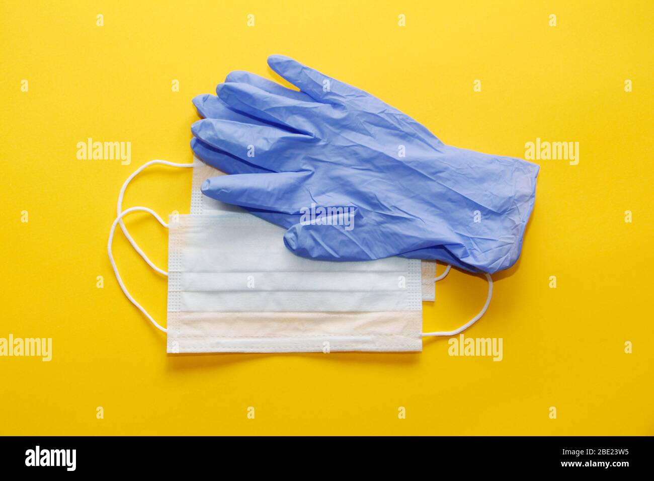 COVID-19. Coronavirus. Infezione da coronavirus. Diverse maschere per il viso monouso e un paio di guanti in lattice. Kit medico di necessario monouso IT Foto Stock