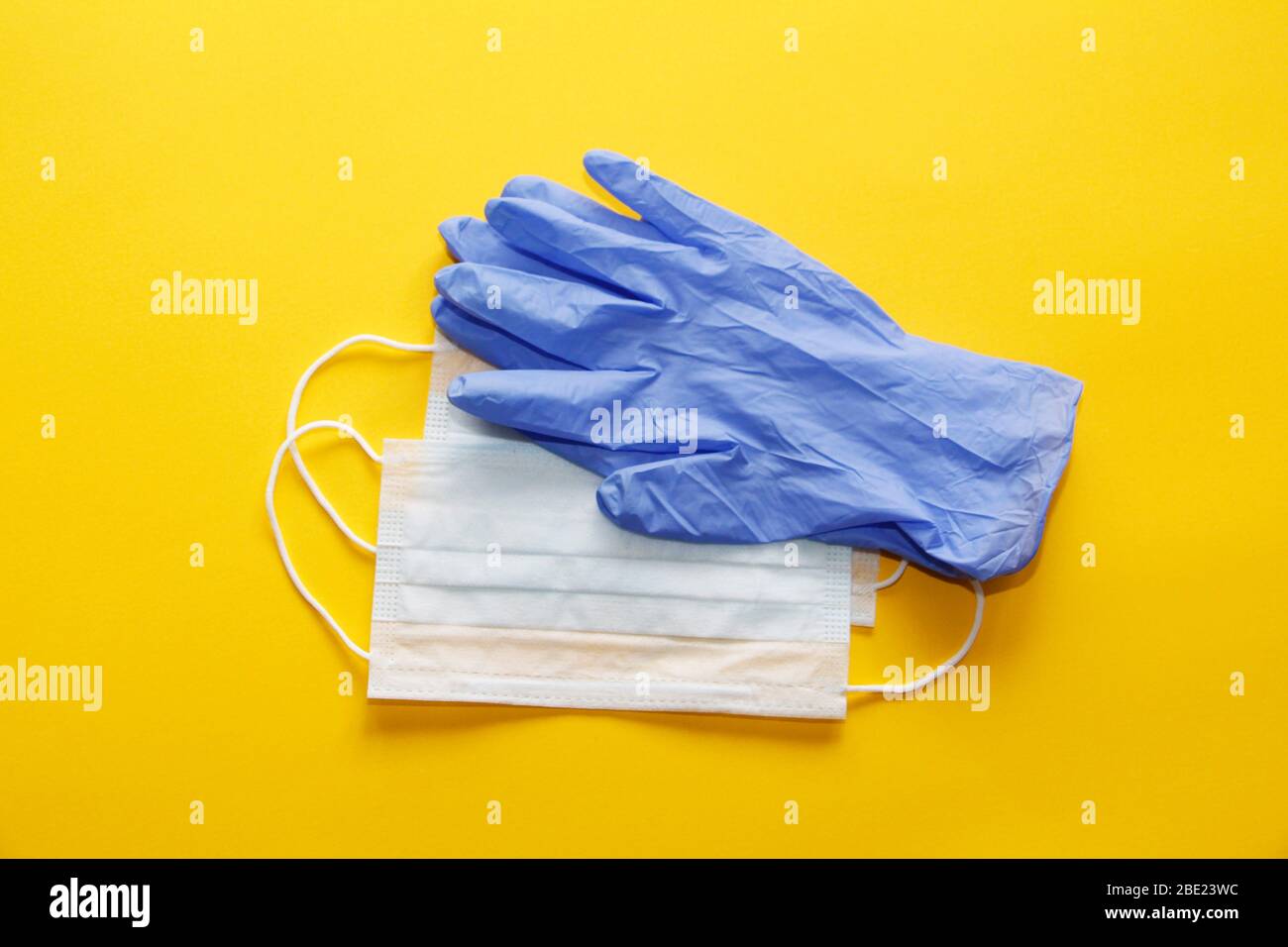 COVID-19. Coronavirus. Infezione da coronavirus. Diverse maschere per il viso monouso e un paio di guanti in lattice. Kit medico di necessario monouso IT Foto Stock
