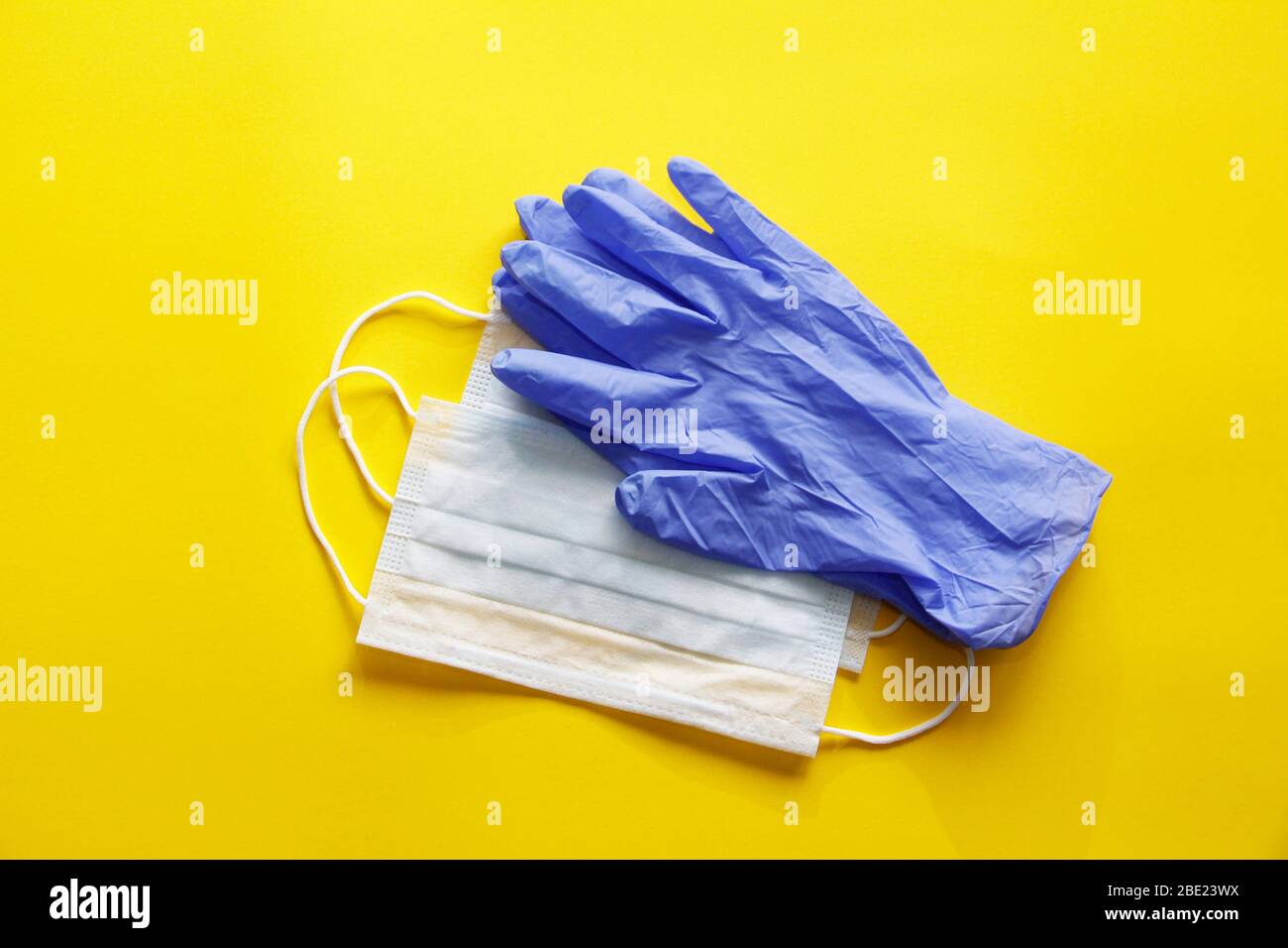 COVID-19. Coronavirus. Infezione da coronavirus. Diverse maschere per il viso monouso e un paio di guanti in lattice. Kit medico di necessario monouso IT Foto Stock