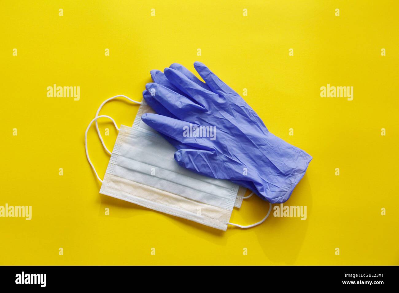 COVID-19. Coronavirus. Infezione da coronavirus. Diverse maschere per il viso monouso e un paio di guanti in lattice. Kit medico di necessario monouso IT Foto Stock