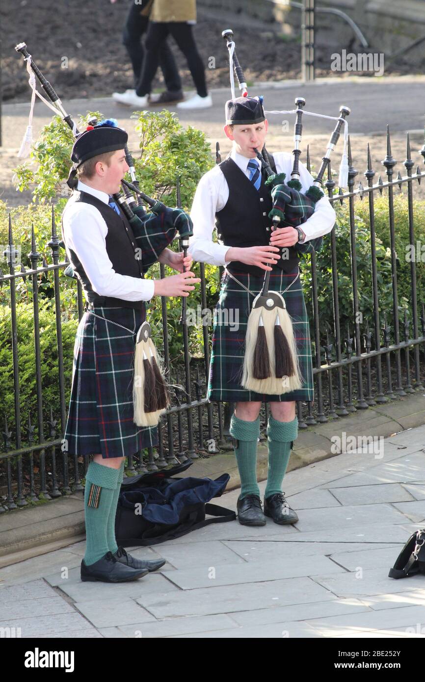 Due giocatori di cornamusa che busking a Edimburgo Foto Stock