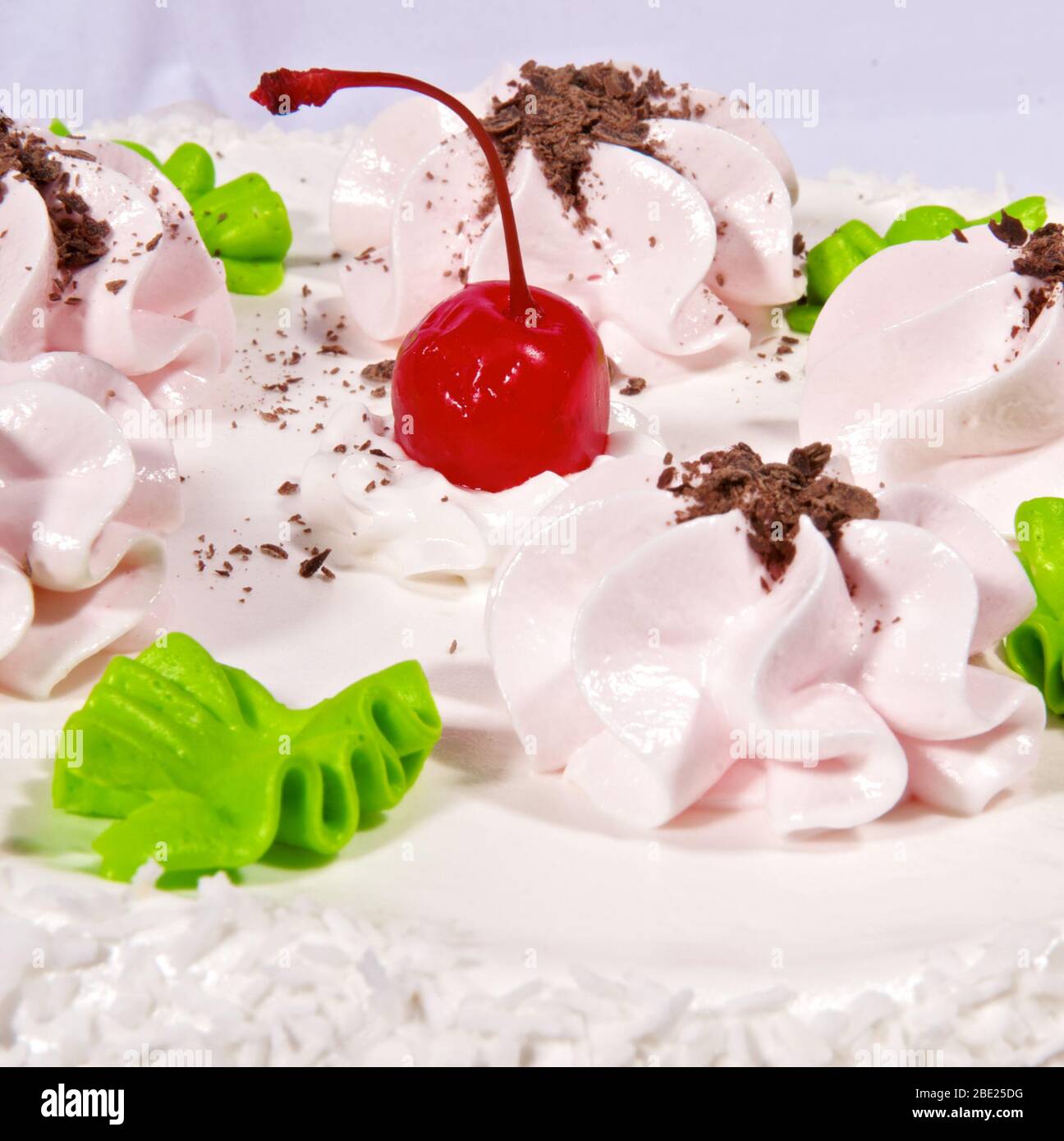 Sfondo astratto con decorazioni crema sulla torta. Foto Stock