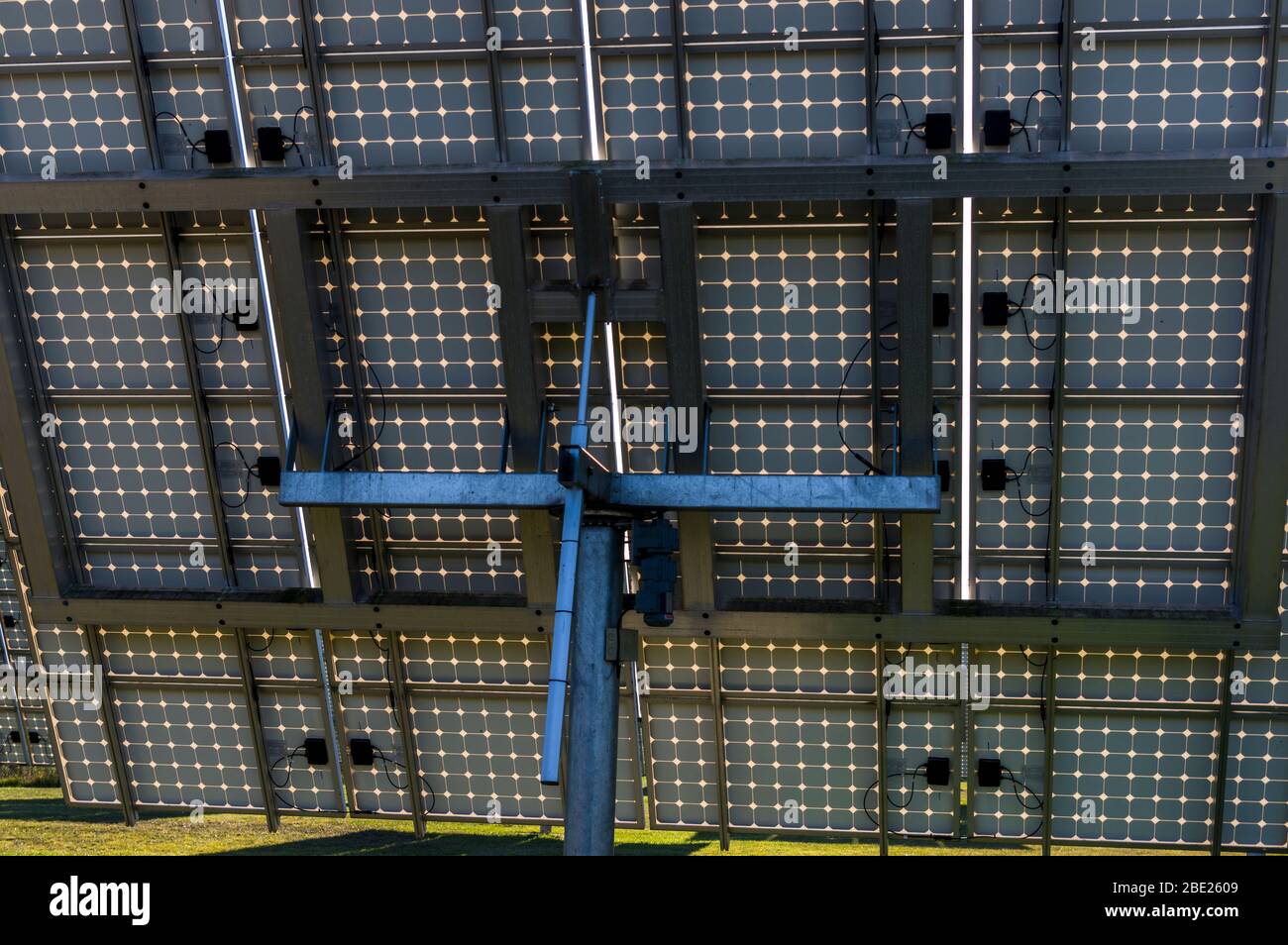 Impianto solare, impianto solare con elementi tracciabili dettaglio vista di montaggio e servomotore Foto Stock
