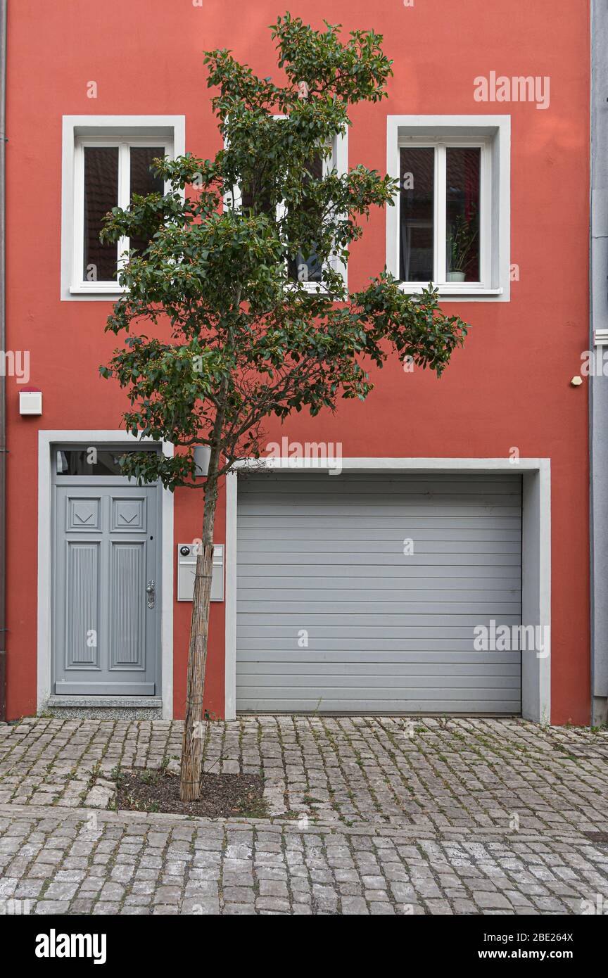 Facciata di una casa splendidamente ristrutturata con un tocco moderno Foto Stock
