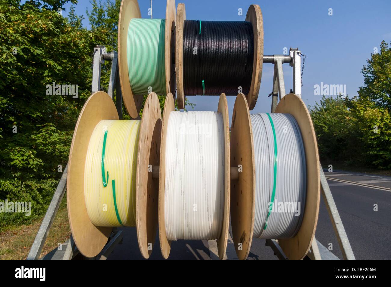 Carrello per avvolgicavo come rimorchio per l'espansione della rete e la posa di linee di alimentazione Foto Stock Carrello per avvolgicavo come rimorchio per l'espansione della rete e la posa di linee di alimentazione Foto Stock