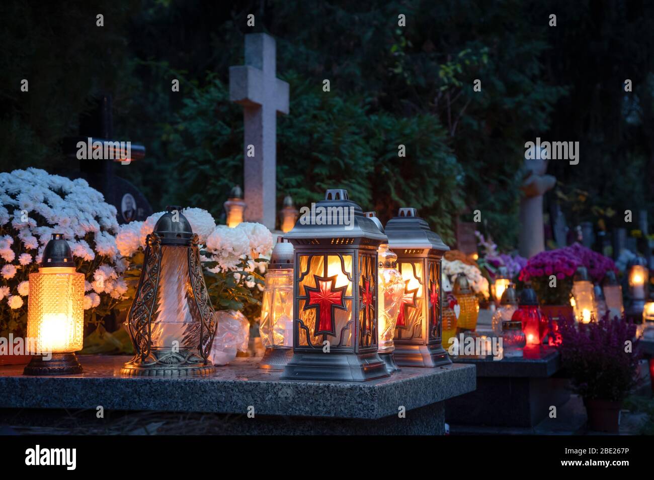Wroclaw, Polonia - 02 novembre 2019: Candele e lanterne sulla tomba dedicata alla Giornata delle anime - festa cristiana della memoria per le anime di Tho Foto Stock