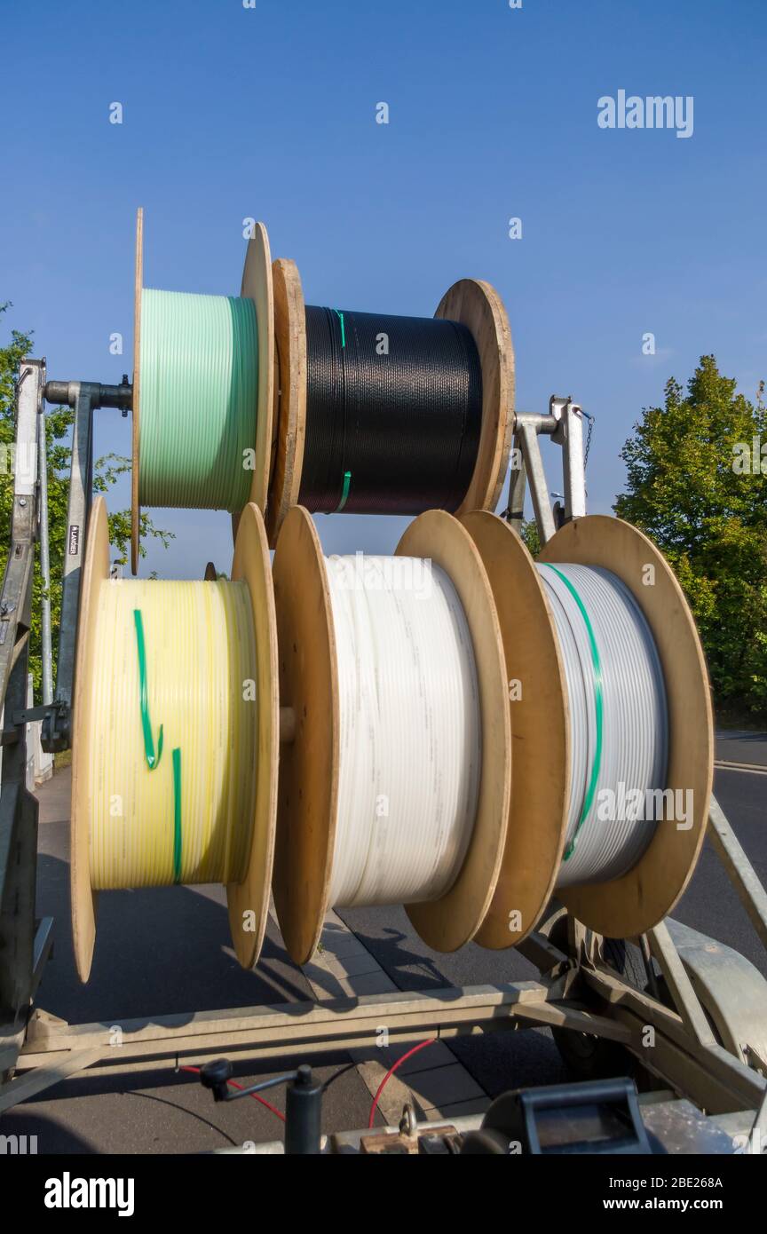 Carrello per avvolgicavo come rimorchio per l'espansione della rete e la posa di linee di alimentazione Foto Stock Carrello per avvolgicavo come rimorchio per l'espansione della rete e la posa di linee di alimentazione Foto Stock