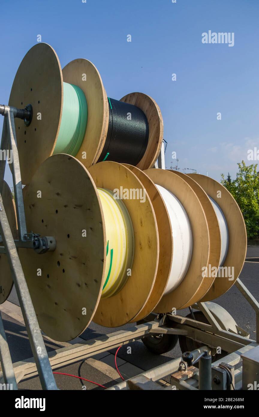 Carrello per avvolgicavo come rimorchio per l'espansione della rete e la posa di linee di alimentazione Foto Stock Carrello per avvolgicavo come rimorchio per l'espansione della rete e la posa di linee di alimentazione Foto Stock