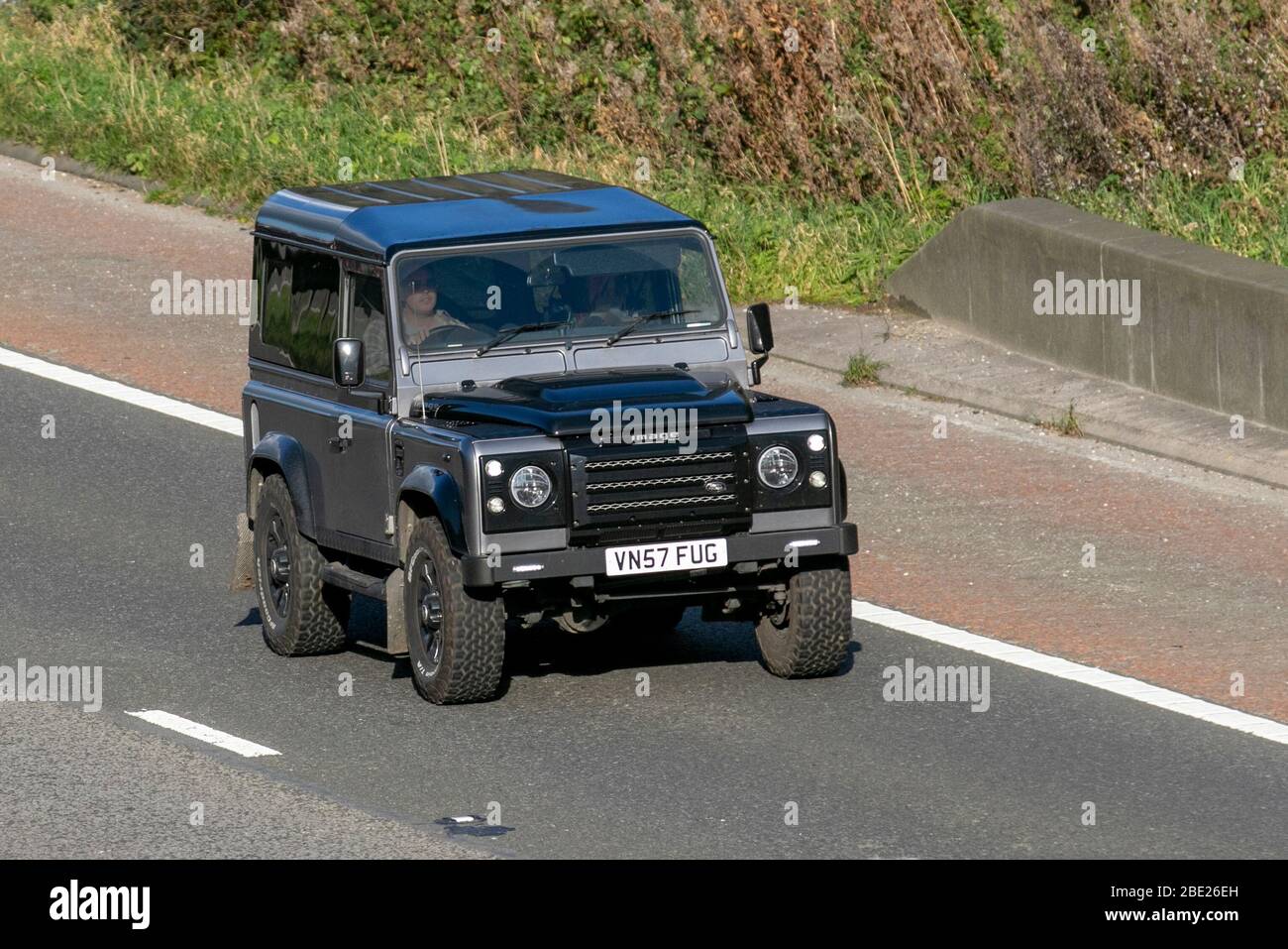 2007 immagine 4x4 grigio nero modificato fuoristrada Land Rover Defender 90 Hard Top; veicoli in movimento veicolare, veicoli in movimento su strade britanniche, motori, motorizzazione sull'autostrada M6 Foto Stock