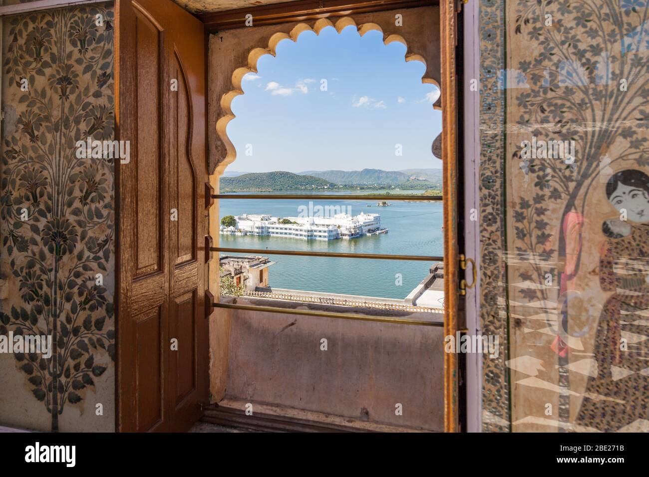 Vista dal Palazzo della Città di Udaipur sul Taj Lake Palace Hotel Foto Stock