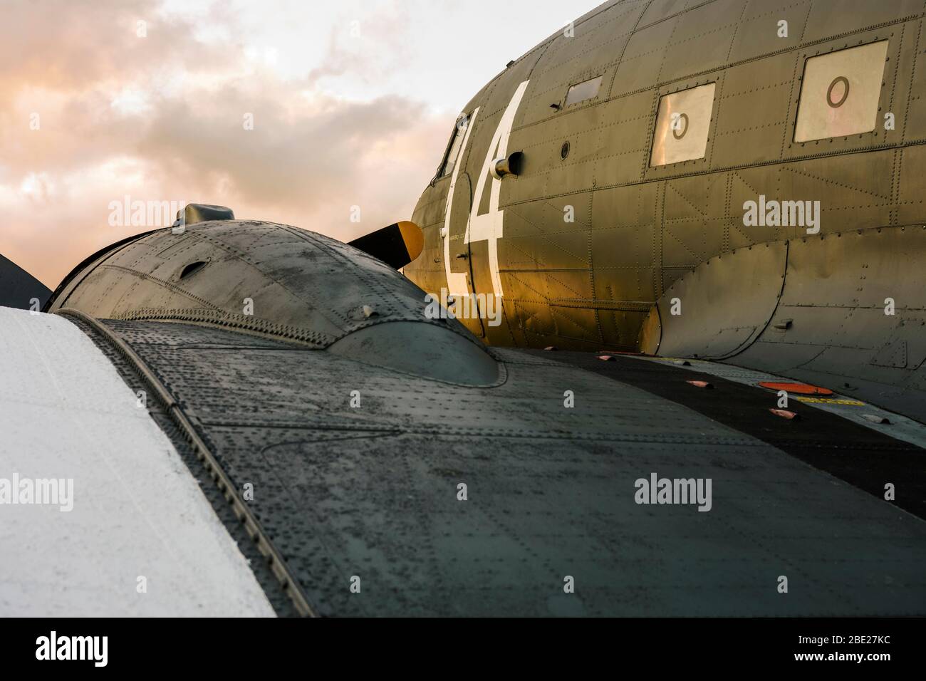 Luce serale vista attraverso l'ala di un veterano del D-Day USAAF Douglas C 47 Dakota velivolo Foto Stock