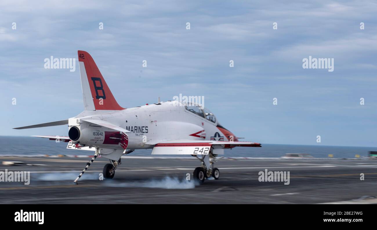 Un T-45C Goshawk, assegnato a formazione Air Wing (TAW) 2 , atterra sul ponte di volo USS Gerald R. Ford (CVN 78) 8 aprile 2020. Ford è in corso nell'Oceano Atlantico per la conduzione delle qualifiche dei vettori. (STATI UNITI Foto Navy di Mass Communication Specialist Seaman apprendista Conner Foy) Foto Stock