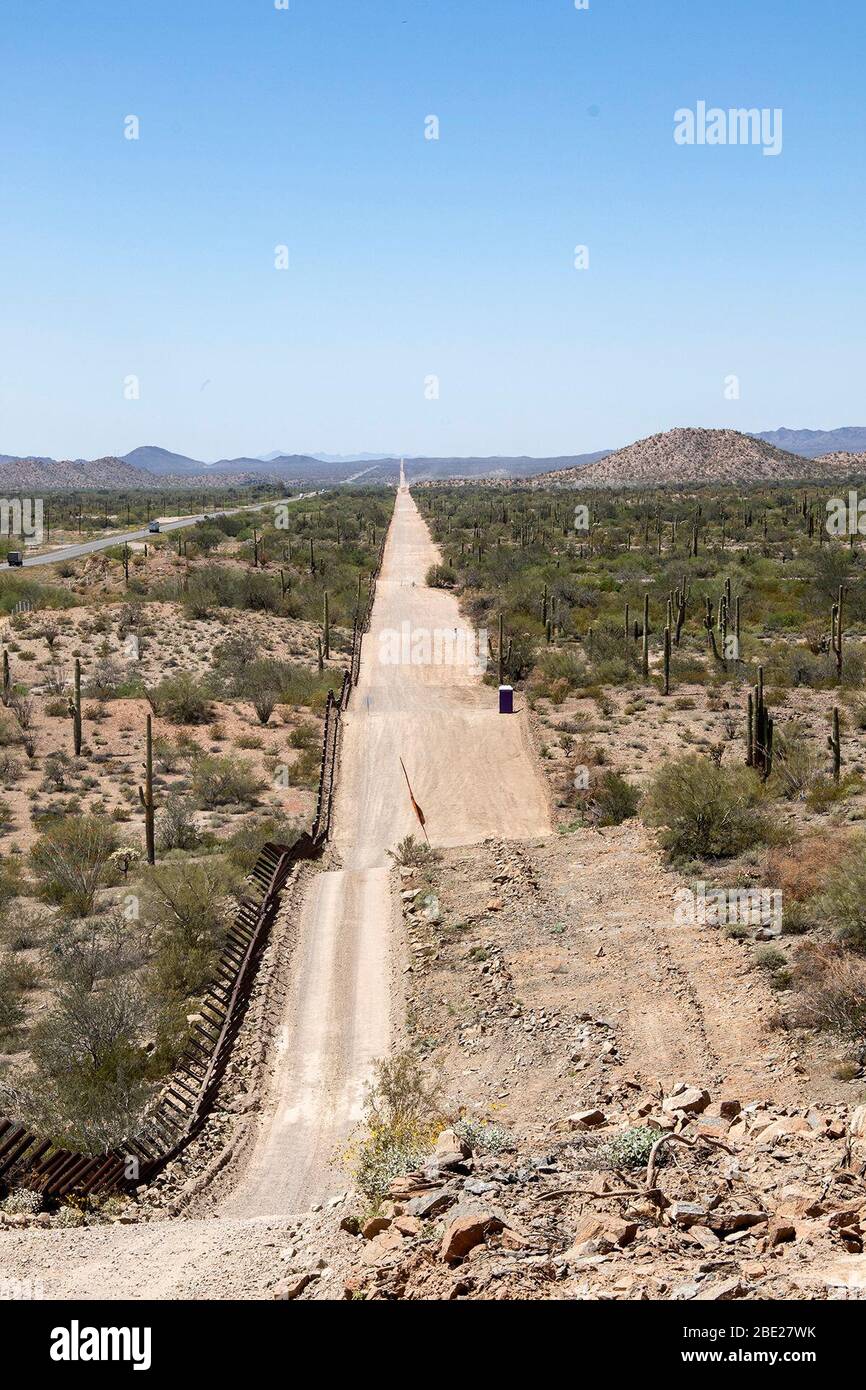 Obsoleta barriera di confine esistente in stile Normandia si estende per miglia lungo il confine meridionale degli Stati Uniti vicino a Lukeville, Arizona, aprile 3. Questi progetti sono in corso di esecuzione da parte del corpo degli ingegneri dell'esercito degli Stati Uniti, come diretto attraverso l'esercito degli Stati Uniti dal Segretario della Difesa, In risposta alla richiesta di assistenza del Dipartimento della sicurezza interna per aiutare a garantire il confine meridionale degli Stati Uniti bloccando i corridoi di traffico di droga attraverso la costruzione di strade e recinzioni, e l'installazione di illuminazione ai sensi della Sezione 284 del titolo 10, Codice degli Stati Uniti. DoD e USACE stanno eseguendo questi progetti a sostegno Foto Stock