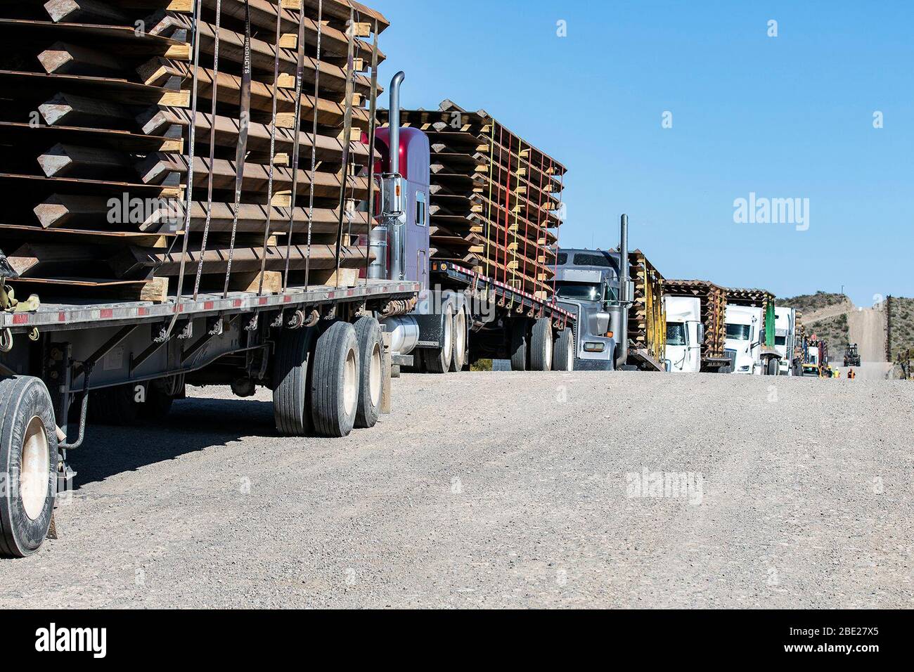 U.S. Army Corps of Engineers South Pacific Border District collaboratori trasporto pannelli barriera stile bullard in preparazione per l'installazione vicino Lukeville, Arizona, aprile 3. Questi progetti sono in corso di esecuzione da USACE, come diretto attraverso l'esercito degli Stati Uniti dal Segretario della Difesa, in risposta alla richiesta del Dipartimento di sicurezza interna per l'assistenza di contribuire a garantire il confine meridionale degli Stati Uniti bloccando i corridoi di traffico di droga attraverso la costruzione di strade e recinzioni, E l'installazione di luci ai sensi della Sezione 284 del titolo 10, Codice USA. DoD e USACE stanno eseguendo queste operazioni Foto Stock