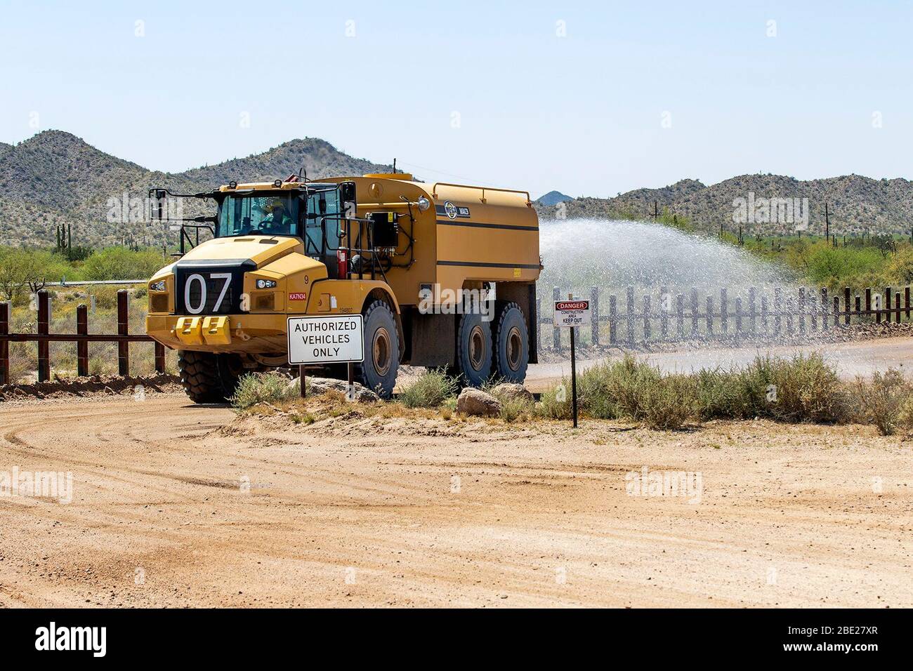Il corpo degli Stati Uniti dell'esercito degli ingegneri del sud Pacifico border District equipaggi condurre lavori di cantiere in preparazione per l'installazione di barriere di confine vicino a Lukeville, Arizona, aprile 3. Questi progetti sono in corso di esecuzione da USACE, come diretto attraverso l'esercito degli Stati Uniti dal Segretario della Difesa, in risposta alla richiesta del Dipartimento di sicurezza interna per l'assistenza di contribuire a garantire il confine meridionale degli Stati Uniti bloccando i corridoi di traffico di droga attraverso la costruzione di strade e recinzioni, E l'installazione di luci ai sensi della Sezione 284 del titolo 10, Codice USA. DoD e USACE stanno eseguendo questi proje Foto Stock