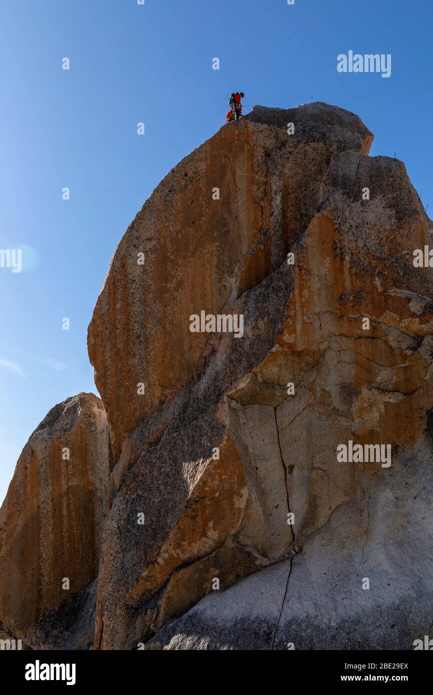Piton sud, roccia situata nel Aiguille du Midi nel massiccio del Monte Bianco, che osano scalare un gran numero di alpinisti Foto Stock