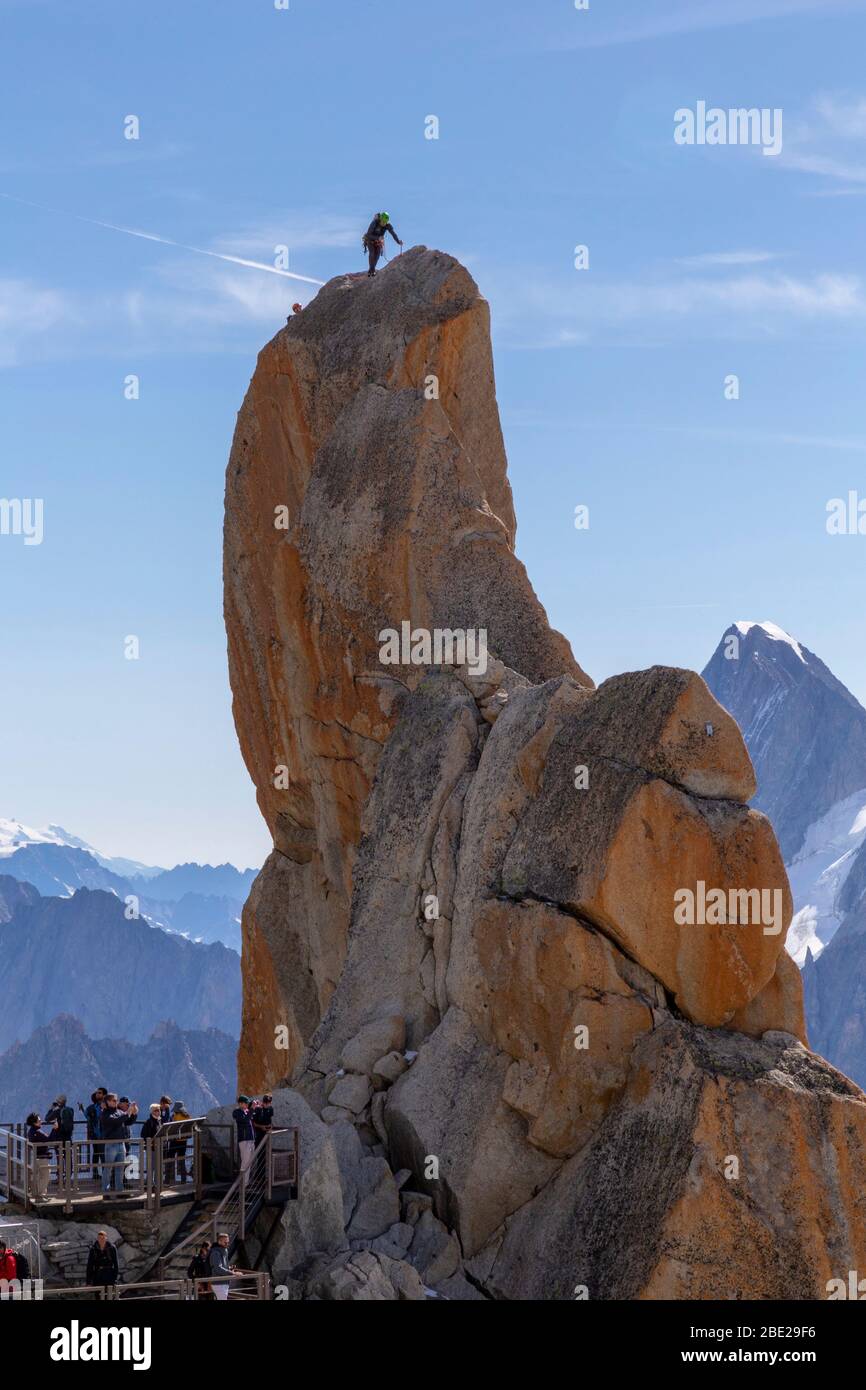 Piton sud, roccia situata nel Aiguille du Midi nel massiccio del Monte Bianco, che osano scalare un gran numero di alpinisti Foto Stock