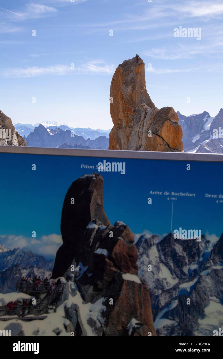 Piton sud, roccia situata nel Aiguille du Midi nel massiccio del Monte Bianco, che osano scalare un gran numero di alpinisti Foto Stock