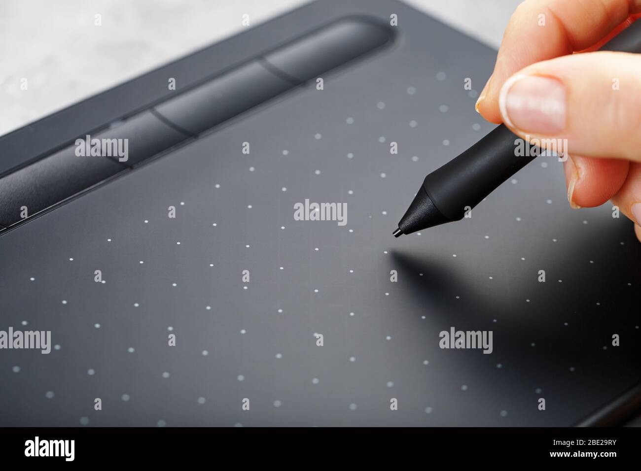 Penna con una tavoletta grafica nelle mani del progettista, primo piano.  Gadget per l'arte e il lavoro Foto stock - Alamy