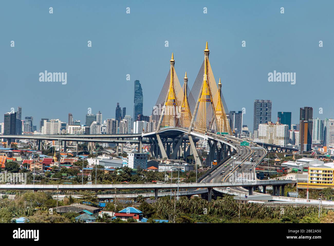 Skyline di Bangkok con grattacieli e ponte di Bhumipol Re Rama 9, Thailandia. Foto Stock