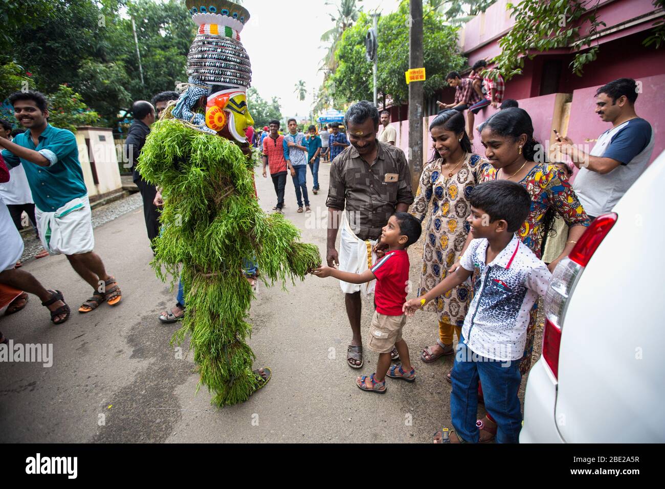 Kummatti tradizionale ballo folk artisti durante onam celebrazione,thrissur,kizhakkumpattukara kummatti,kerala,onam festival,l'india,pradeep subramanian Foto Stock