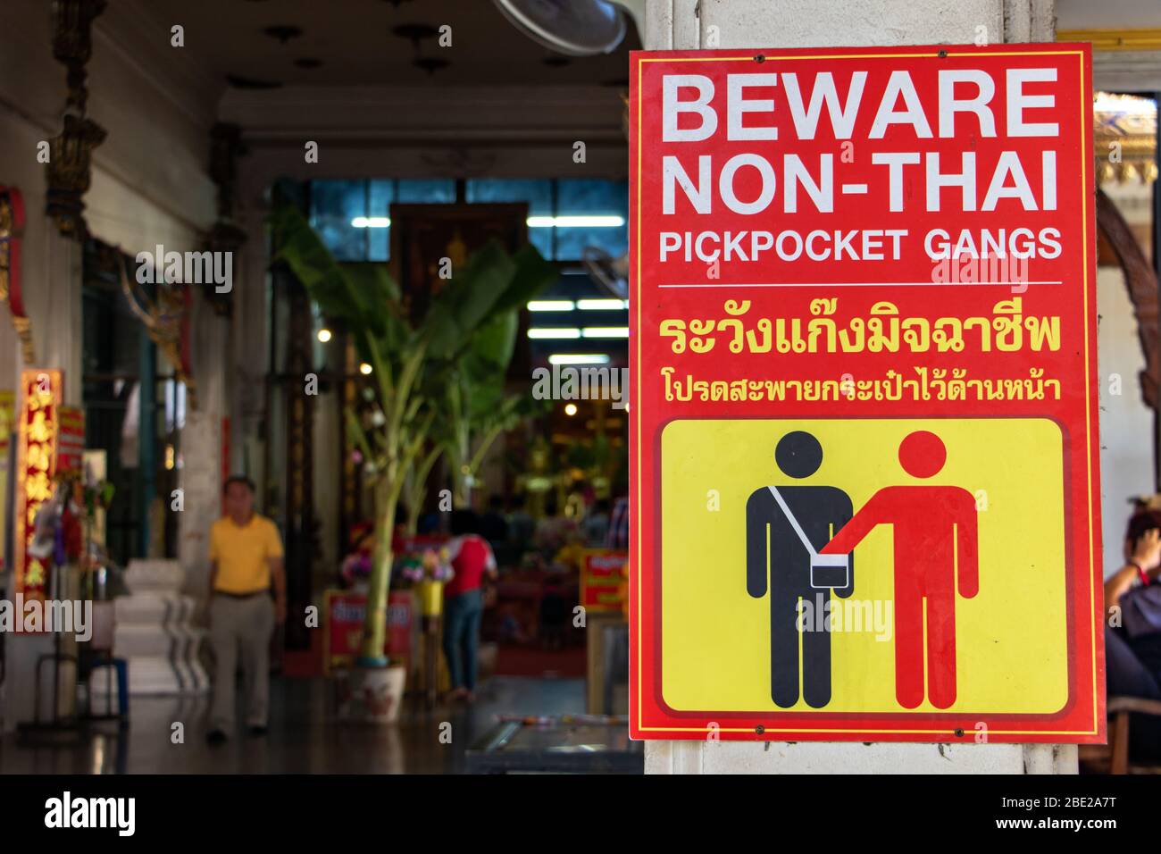 AYUTTHAYA, THAILANDIA, 27 2020 GENNAIO, UN cartello avverte di una banda di ladri di strada e pickpocket, un tempio buddista Wat Phanan Choeng Worawihan in Thailandia. Foto Stock